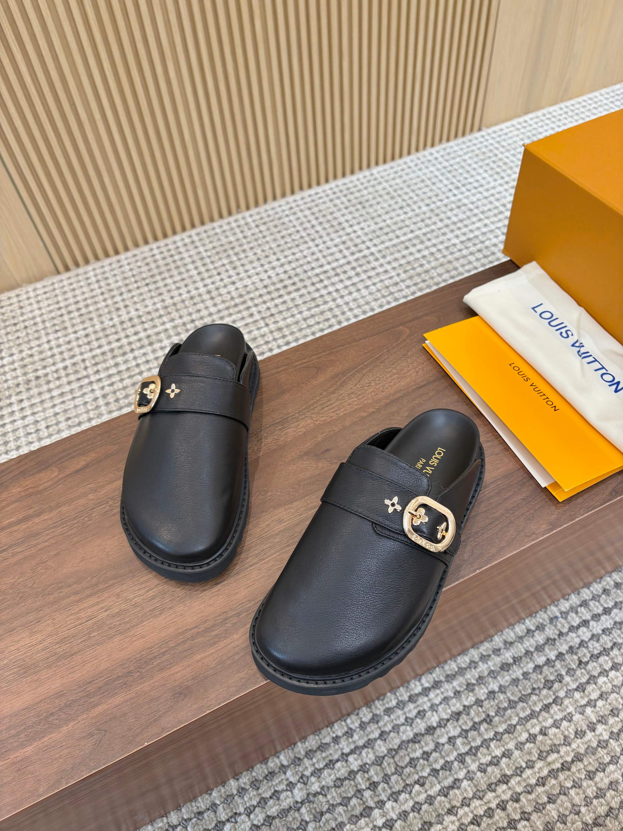 NO:724179,Couple style series of slippers, half-pack slippers louisvuitt…on fw.new arrival~ L…v aspen water platform slippers L’s new Birkenstock slippers for autumn and winter 2025 Classic monogram outsole foam material, thickened sole platform, perfect score for comfort, perfect score for heightening effect, inner sheepskin size 35-45, half slipper, louis vuitton, louis vuitton, slippers, sheepskin19860909情侣款 系列款拖鞋 半包拖 louisvuitt…on fw.new arrival～ L…v aspen 水台拖鞋 L家2025秋冬勃肯毛拖鞋新品 经典monogram 大底发泡材质,加厚底台舒适度满分 增高效果满分 内里羊皮 size 35-45,半拖,louis vuitton,louis vuitton,slippers,sheepskin,Women's Shoes