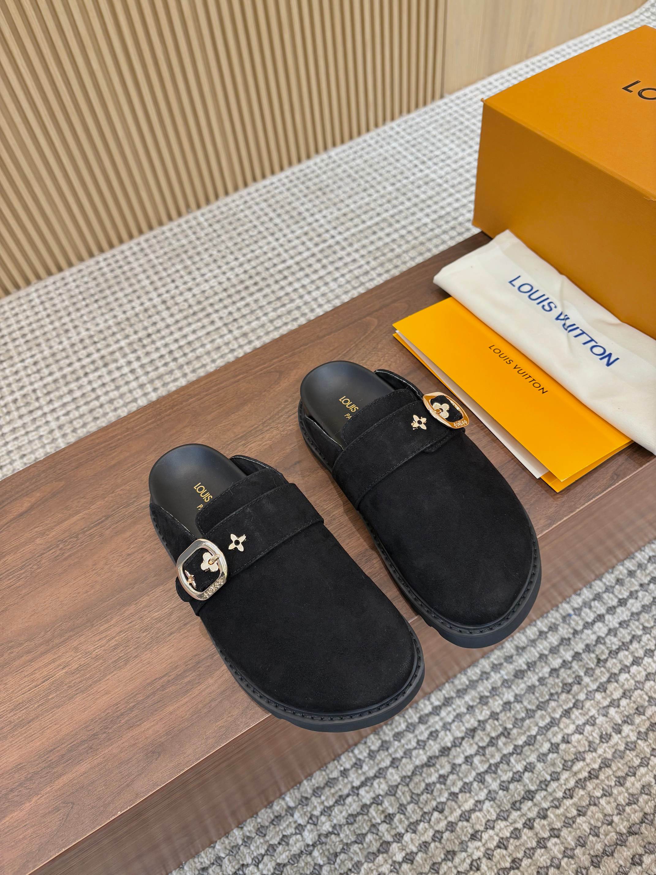 NO:166333,Couple style series slippers Half bag drag louisvuitt…on fw.new arrival~ L…v aspen water table slippers L home 2025 autumn and winter Birkenwood fleece slippers new product classic monogram outsole foam material, thickened sole table comfort full score full score for heightening effect inner sheepskin size 35-45, slipper sandals, louis vuitton, louis vuitton, sandals, slippers, sheepskin19860909情侣款 系列款拖鞋 半包拖 louisvuitt…on fw.new arrival～ L…v aspen 水台拖鞋 L家2025秋冬勃肯毛拖鞋新品 经典monogram 大底发泡材质,加厚底台舒适度满分 增高效果满分 内里羊皮 size 35-45,拖鞋凉鞋,louis vuitton,louis vuitton,sandals,slippers,sheepskin,Women's Shoes