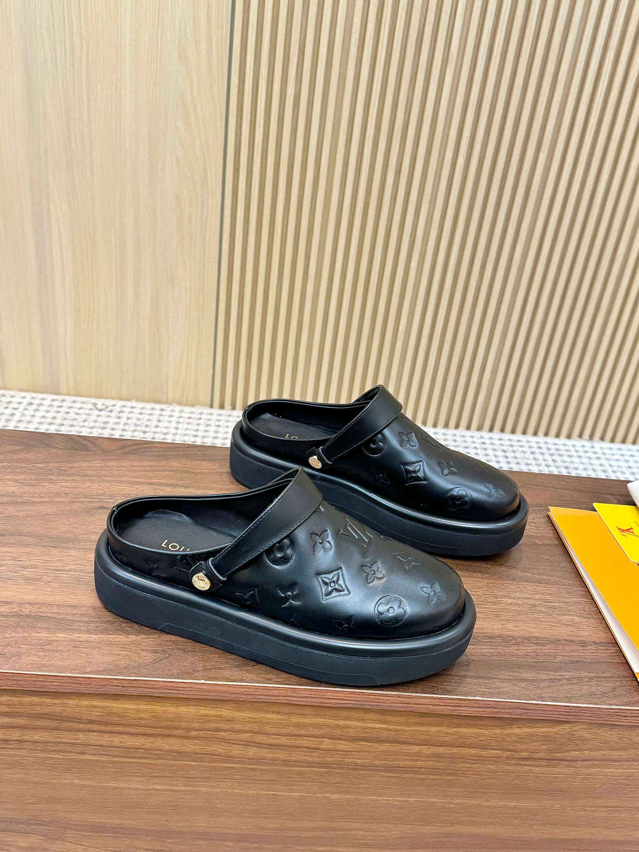 NO:235701,2025 spring style louisvuitt…on fw new arrival~ L…v aspen water table slippers L home 2025 spring, autumn and winter Birken Slippers new product classic monogr cowhide imprint upper, foam material, thickened sole table comfort full score full score for heightening effect inner sheepskin size 35-42, semi-drag, louis vuitton, louis vuitton, slippers, cowhide, sheepskin198609092025春款 louisvuitt…on fw new arrival～ L…v aspen 水台拖鞋 L家2025春秋冬勃肯拖鞋新品 经典monogr 牛皮压印鞋面,发泡材质,加厚底台舒适度满分 增高效果满分 内里羊皮 size 35-42,半拖,louis vuitton,louis vuitton,slippers,cowhide,sheepskin,Women's Shoes