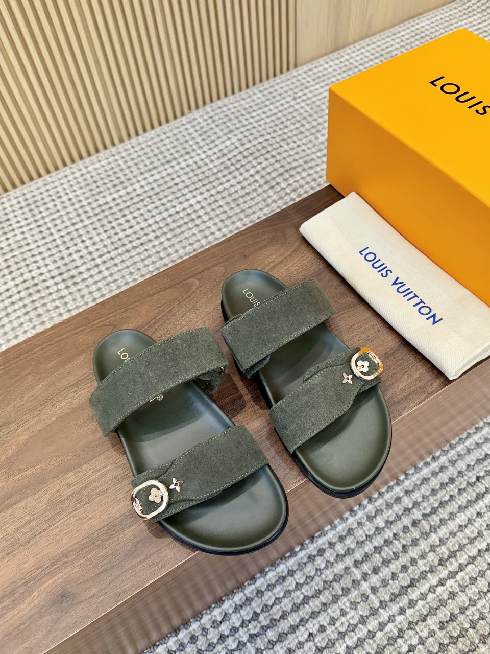 NO:166311,Series slippers louisvuitt…on fw.new arrival~ L…v aspen Slippers L Home 2025 new slippers Products outsole rubber material, soft sole table comfort full scores Full scores of effect inner sheepskin size 35-42 (42 customization), slippers sandals, louis vuitton, louis vuitton, sandals, slippers, sheepskin19860909系列款拖鞋 louisvuitt…on fw.new arrival～ L…v aspen 水台拖鞋 L家2025拖鞋新品 大底橡胶材质, 软底台舒适度满分 效果满分 内里羊皮 size 35-42（42定制）,拖鞋凉鞋,louis vuitton,louis vuitton,sandals,slippers,sheepskin,Women's Shoes