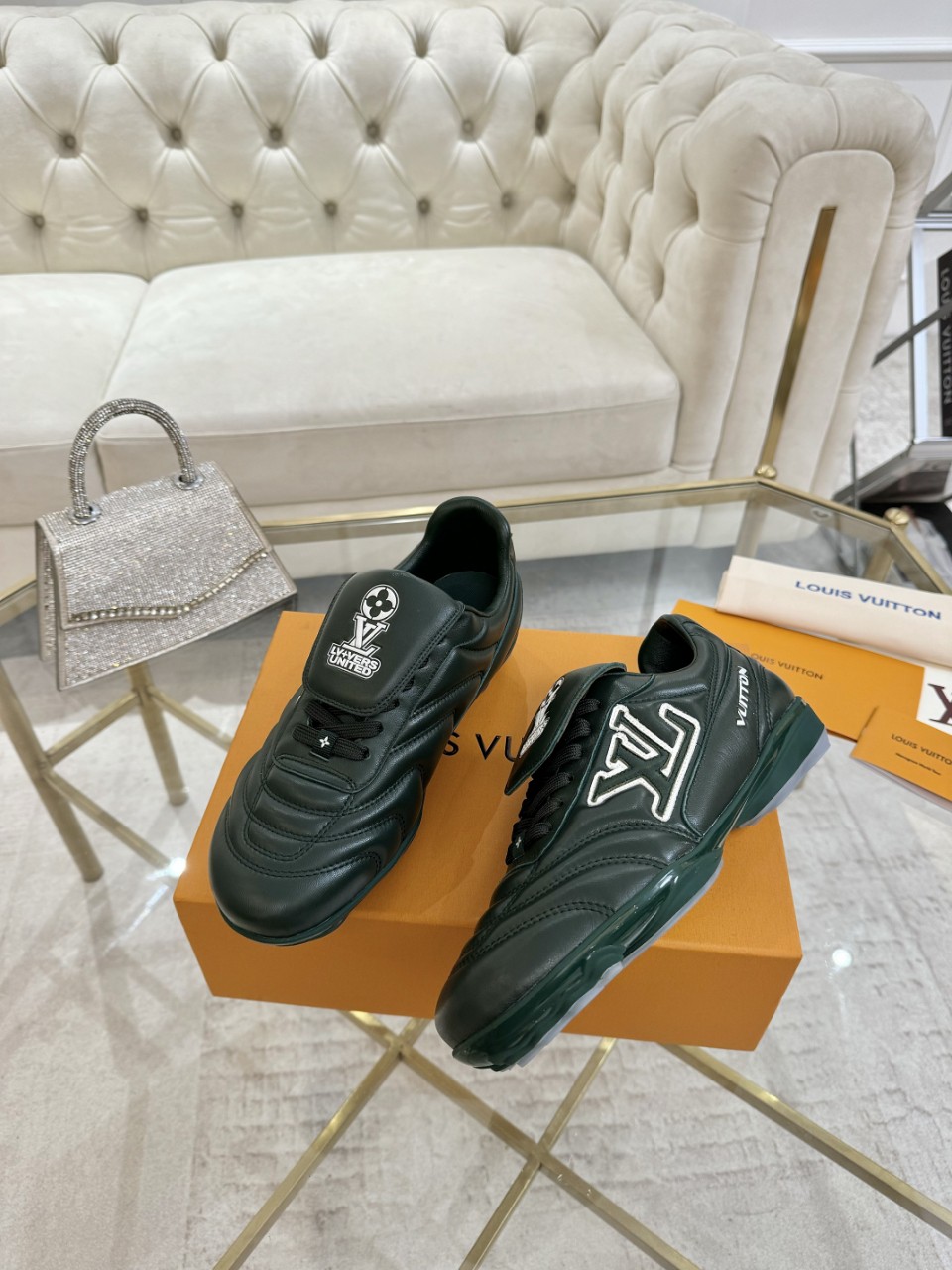 NO:257128,Running volume and price ■LV Louis Vuitton Ljia Donkey Runner Tatic series Thick sole Casual sports shoes Running shoes Original purchase and development Made this model LV Runner Tatic sports shoes combine mesh fabrics and straps to interpret the inspiration of traditional hiking shoes. LV letters are written on one side, and the lassoon buckles are embellished with fast lace-up system Monogram Flowers and Louis Vuitton logos, light and wear-resistant rubber outsole perfect overall delivery counter exquisite packaging Fabric: original imported custom calfskin inner lining original custom sheepskin sole original open mold anti-slip rubber combination material Sole thickness 4CM Size: Women 36/42 Men's 39-45, casual shoes/sports shoes, louis vuitton, louis vuitton, louis  vuitton, louis vuitton,sneakers,cowhide,sheepskin19860909跑量价 ■LV路易威登 L家驴牌Runner Tatic系列 厚底 休闲 运动鞋 跑鞋 原版购入开发 做货 本款 LV Runner Tatic 运动鞋融合网格面料和饰带等科技材质,演绎传统登山鞋的灵感启发.LV 字母抒写于一侧,快速系带系统的套索扣点缀 Monogram 花卉和路易威登标识,轻盈耐磨的橡胶外底完善整体 配送专柜精美包装 面料:原版进口定制 小牛皮 内里原版定制羊皮里 鞋底原版开模防滑橡胶组合材质 底厚4CM Size: 女36/42 男款39-45,休闲鞋/运动鞋,louis vuitton,louis vuitton,louis vuitton,louis vuitton,sneakers,cowhide,sheepskin,Women's Shoes