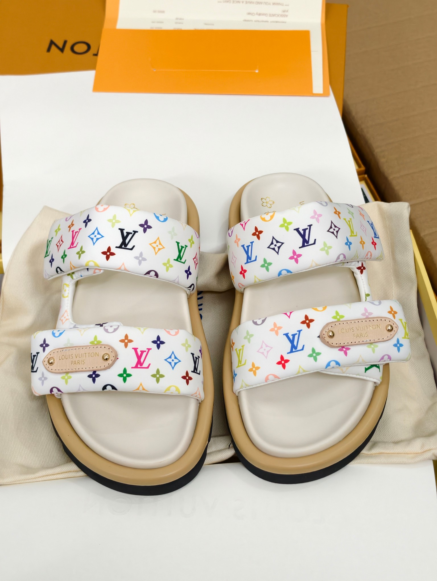 NO:724155,Couple style, latest spring style, Lu family's new autumn and winter products are on the market LOUIS VUITTON | Super easy-to-match slimming tool, full of vitality on the feet, comfortable and elegant on the feet, deerskin fabric, high-grade sheepskin lining (soft, comfortable and breathable), high-elastic latex foot pads ■Original outsole ●Drawer box with original full set of new colors, ■Number 35-45, slippers, louis vuitton, slippers, sheepskin19860909情侣款 最新春款 卢家秋冬新品上市 LOUIS VUITTON | 超级好搭瘦腿神器 脚感活力十足,上脚舒适优雅 面料鹿皮面料 内里高档羊皮里（柔软舒适 透气） 垫脚高弹乳胶垫脚 ■ 鞋底原版大底  ●包装原版全套新款颜色的抽屉盒, ■码数35-45,拖鞋,louis vuitton,slippers,sheepskin,Women's Shoes