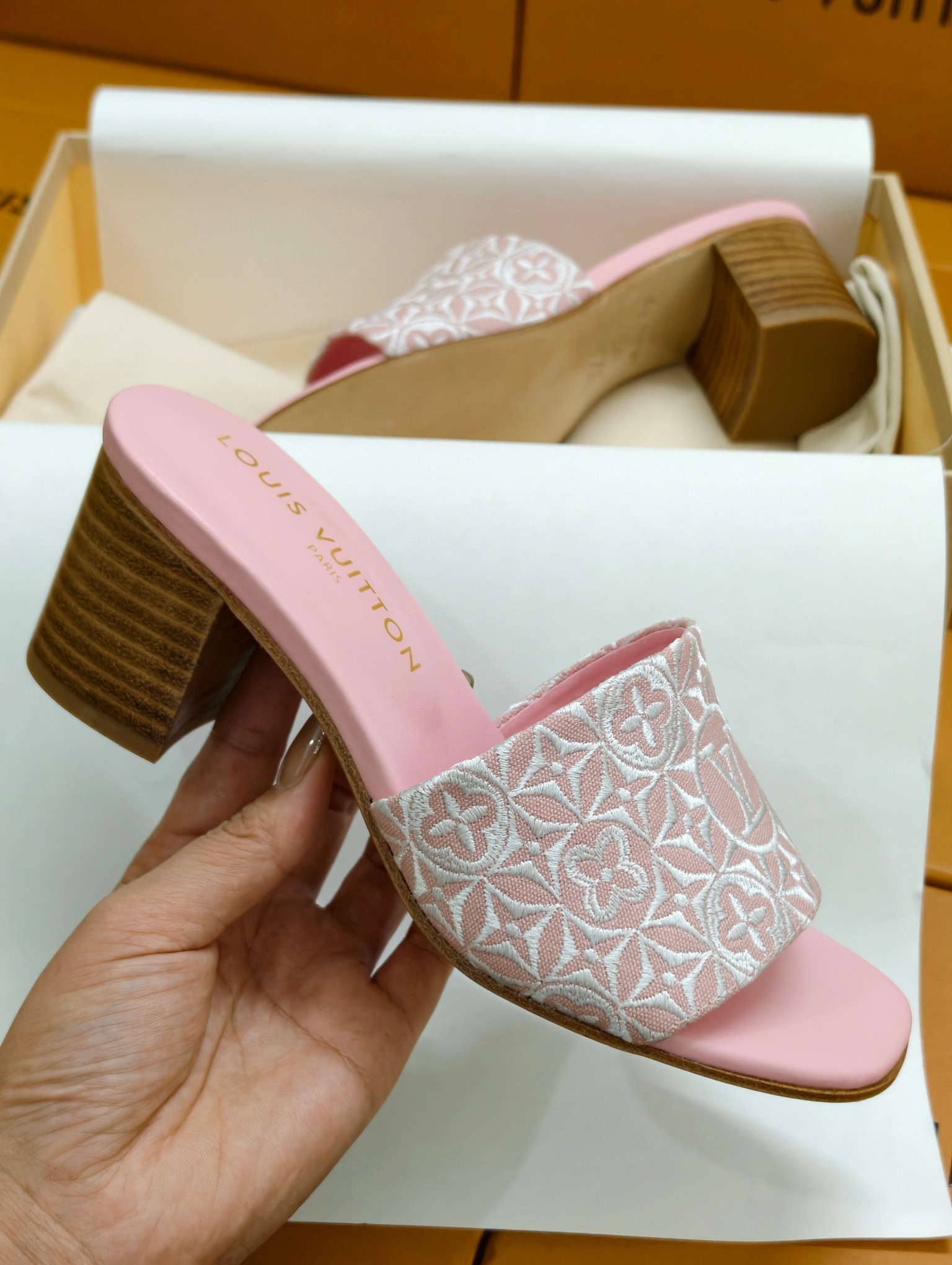 NO:724163,2026 spring style, rubber sole and genuine leather sole VUITTON LOUI .馿家￣￣￣￣￣ ★Top version ★Original development Exclusive mold opening ★Code number 35/42 (custom code 42) Heel height 7.5 2 colors available, slippers, louis vuitton, slippers198609092026春款 橡胶底真皮底 VUITTON LOUI .馿家￣￣￣￣￣ ★顶级版本  ★原版开发 独家开模 ★码数35/42（42定制码） 跟高7.5 2色可选,拖鞋,louis vuitton,slippers,Women's Shoes