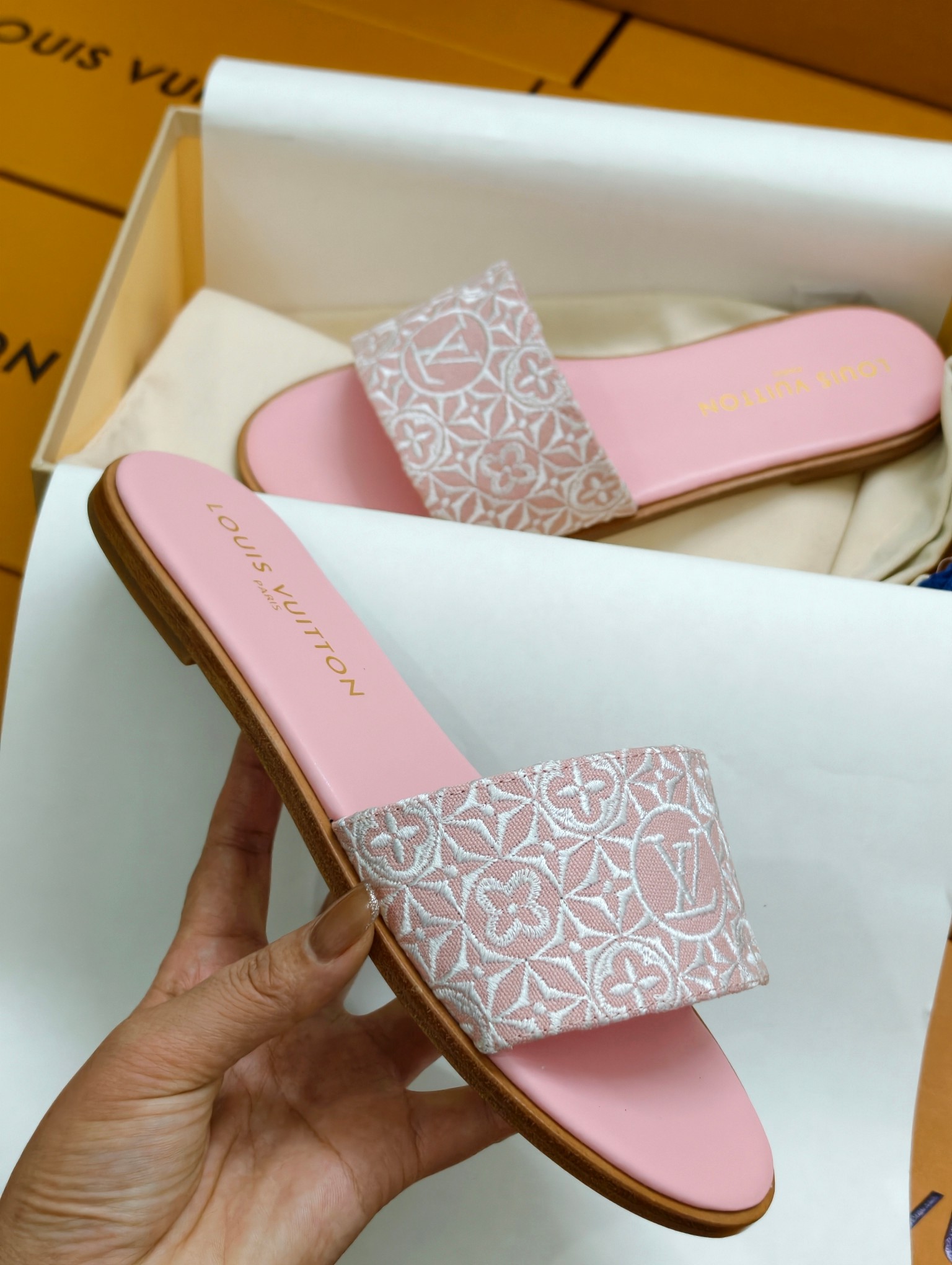 NO:724159,2026 spring style, rubber sole and genuine leather sole VUITTON LOUI .馿家￣￣￣￣￣ ★Top version ★Original development Exclusive mold opening ★Code number 35/42 (customized code 42) 2 colors available, slippers, louis vuitton, slippers198609092026春款 橡胶底真皮底 VUITTON LOUI .馿家￣￣￣￣￣ ★顶级版本  ★原版开发 独家开模 ★码数35/42（42定制码） 2色可选,拖鞋,louis vuitton,slippers,Women's Shoes