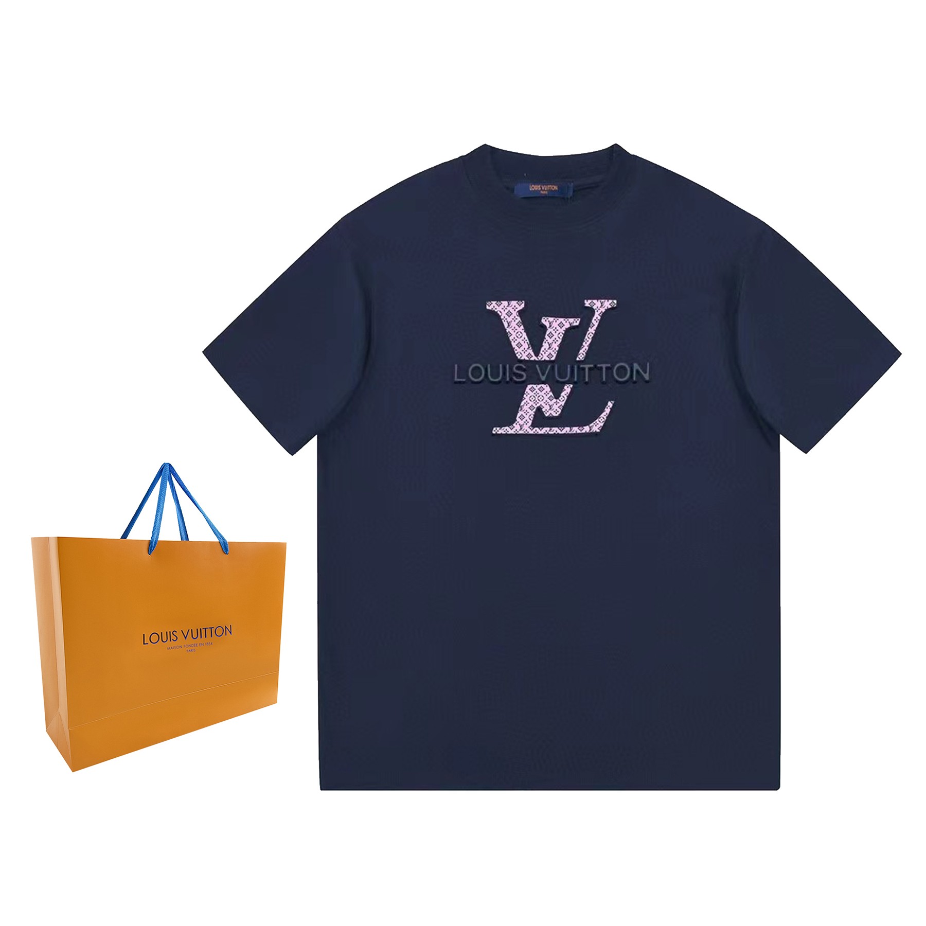 NO:128502,The pattern design of the Dujia V series colored letters presbyterian concave and convex imported glue-pressed summer couple short-sleeved T-shirt, a limited summer channel, and a new element. The letter T-shirt pattern design is still eye-catching!  The customer-supplied high-weight knitted cotton fabric is carefully crafted, with a thick draped texture, moisture-absorbing and breathable, and the texture is directly full. The fabric has a crisp feeling, and the upper body is very stylish and energetic. The abstract white cloud pattern design on the chest, with V-letter logo logo added to the details. The contrasting color contrast is inadvertently highlighting the brand attributes. It complements the white body, showing the refreshing and clean outfit of summer. It is not monotonous and boring, and has details. The loose OS style cut at the beginning, and the neat and decent styling feel can be easily controlled by both boys and girls!  Men and women same color navy/white Size XS-L,,louis vuitton,louis vuitton,T-shirt,tees,t-shirt,alexander wang19860909驴家V系列彩色字母老花凹凸进口压胶夏日情侣款短袖T恤 夏季渠道限定款 再次革新元素的字母T恤 的图案设计,还是让人眼前一亮的！客供高克重针织棉布料精心制作 厚实垂坠质感,吸湿透气,档次感直接拉满 面料自带挺括感,上身非常有型显精神 胸前抽象白云图案设计,细节上加入V字母logo标识 鲜明撞色对比,不经意间突显出品牌属性 与白色衣身相得益彰,展现出夏日的清爽干净的穿搭 又不单调枯燥,有细节.一始既往的宽松OS版型裁剪,俐落得体的造型感 男生女生都能轻松驾驭！男女同款 颜色藏青/白色 尺码XS-L,,louis vuitton,louis vuitton,T-shirt,tees，t-shirt,alexander wang,Men's clothing