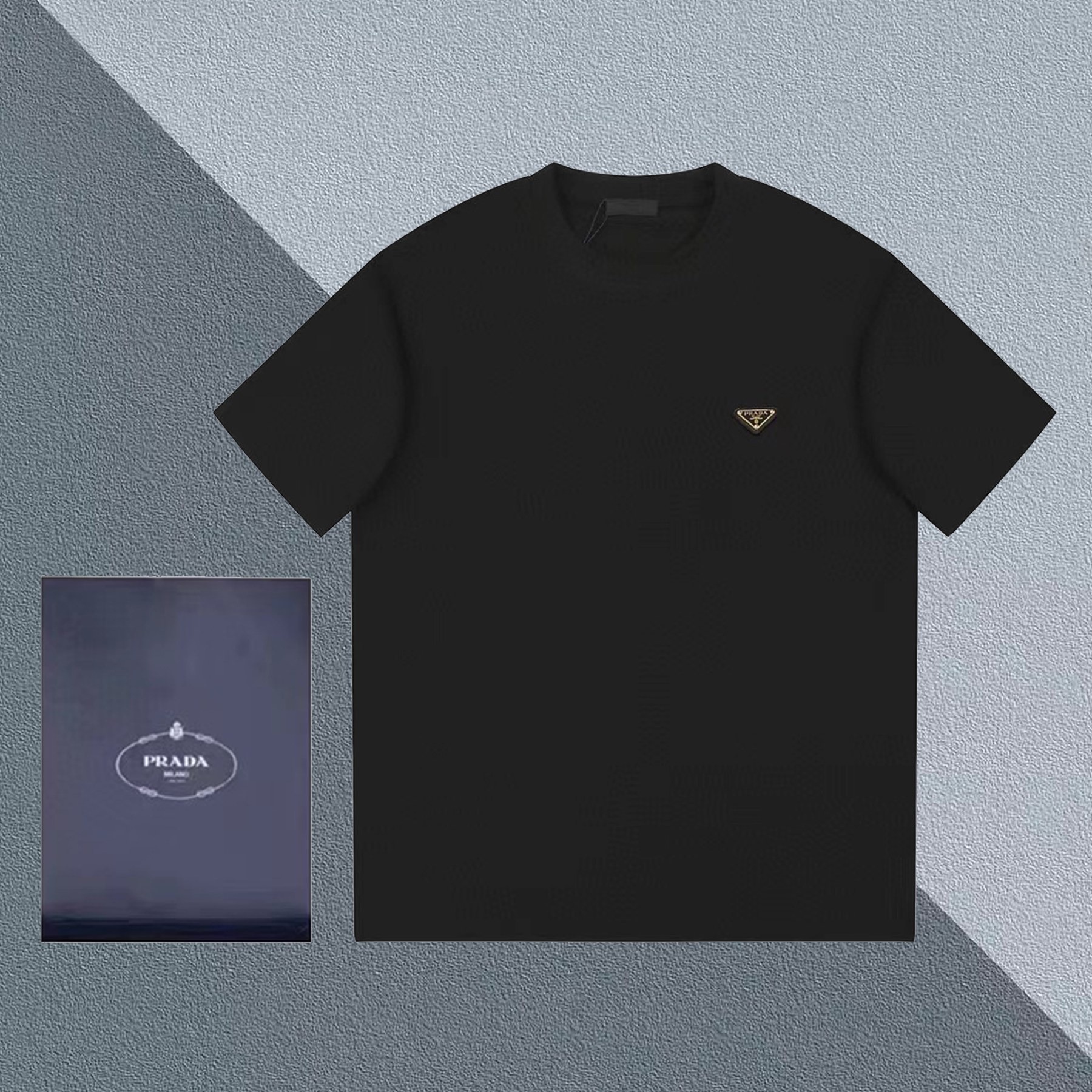 NO:128463,[New model is available] Model number 88 Pula*da Spring and Summer New Classic Metal Logo!  P-home couple short-sleeved T-shirt, official website synchronization, basic and versatile simple style, pure cotton fabric, wash water and shape without shrinking, close-fitting soft and comfortable, loose OVERSIZE style, same style for men and women, color apricot color, black Size XS S M L,,versace, T-shirt,tees, t-shirt,alexander wang19860909[新款上新] 款号88 普*拉*达春夏新款经典金属徽标！P家情侣款短袖T恤 ,官网同步 基础百搭的简约款 纯棉面料 洗水定型不缩水 贴身柔软舒适 宽松OVERSIZE版型,男女同款 颜色杏色 黑色  尺码XS S M L,,versace,T-shirt,tees，t-shirt,alexander wang,Men's clothing