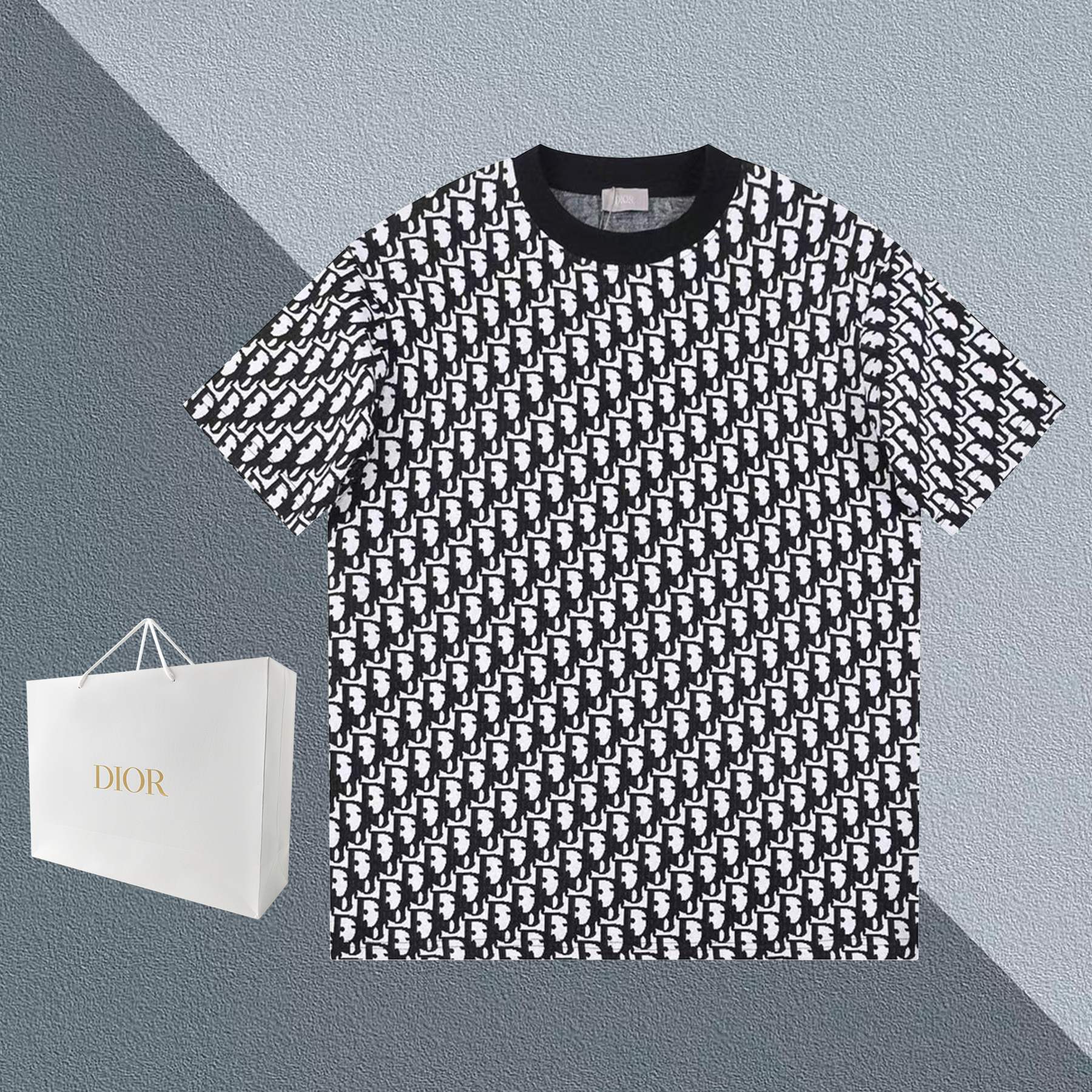 NO:128469,[New] DIOR/Dio Spring and Summer New T-Shirts!  1:1 high quality (different market goods) jacquard fabric, full-print logo with contrasting woven collar design, high-end and atmospheric, fashionable and versatile, essential items for trendy men and women. The fabric is washed and does not deform or shrink, and has a more texture. The original full set of auxiliary materials. Color: black green. Size XSSML,,dior,dior,alexander wang19860909【上新】DIOR/迪奥春夏新款T出货！1:1高品质(区别市场货)提花面料 满印Logo搭配撞色编织领设计,高端大气 时尚百搭 潮男潮女必备单品 面料经洗水处理不变形不缩水 更有质感 原版全套辅料 颜色:黑色 绿色 尺寸XSSML,,dior,dior,alexander wang,Men's clothing