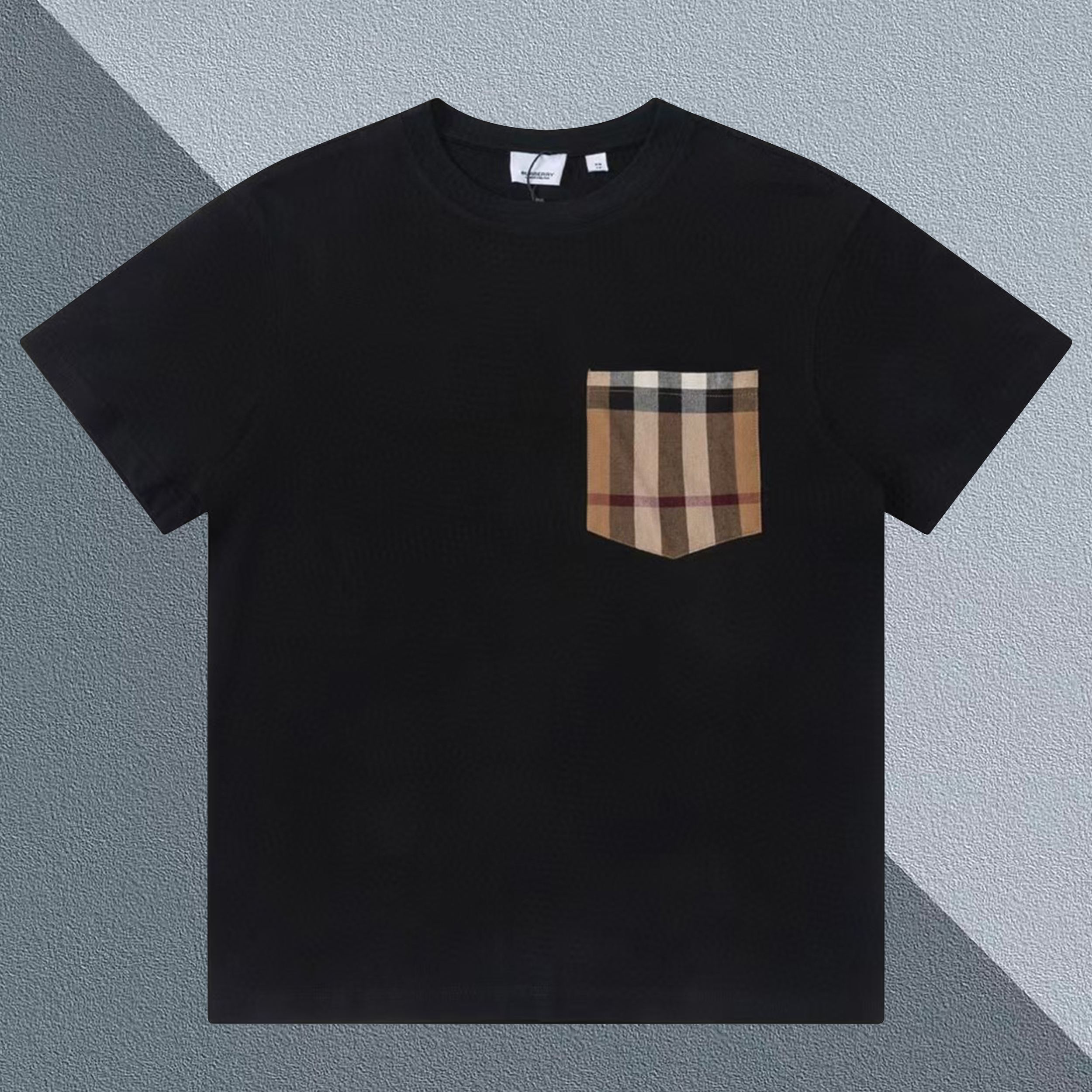 P90 BBR/巴宝莉 格纹口袋短袖T恤 采用50S双股全丝光棉面料，2×2精梳棉紧密纺螺纹，胸口口袋为定织格纹面料，还原原版版型，领位、肩位双针走线做工。定制三标，简单大气款。 Size：XS-L