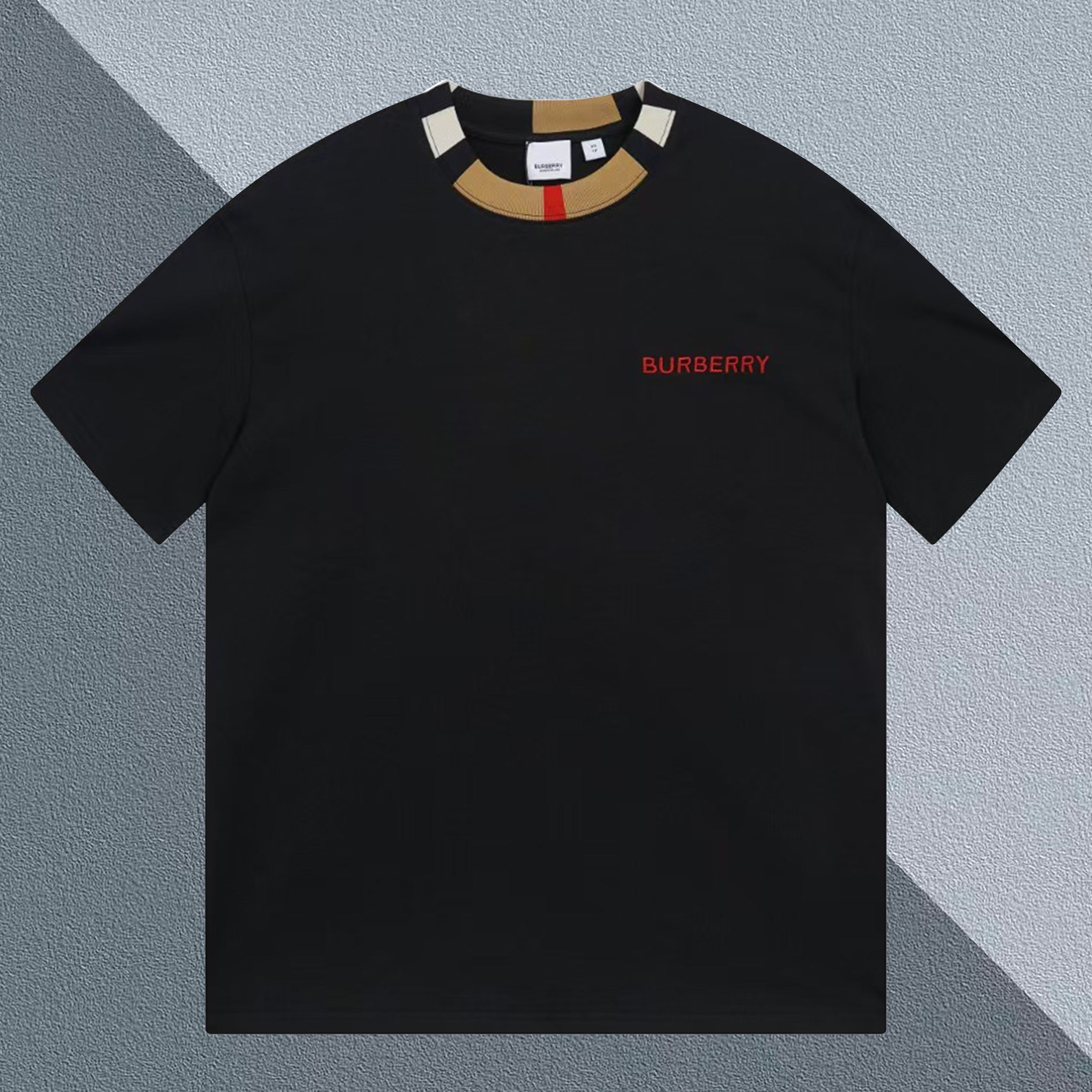 P90【高版本】BBR格纹拼色圆领字母刺绣长袖圆领T恤短袖
BUR王牌渠道
秒杀市面上一切版本
只能说根本就不是一个级别的存在
不管是材质还是细节还原度以及工艺制作方面
不惧任何挑战,只为给大家奉献绝妙产物
宽松版型的 T 恤衫,采用平织棉质面料打造,
经典的换新标识立体硅胶印花,整体宽松的版型配置,更具青春运动风格,凸显现代都市的时尚感,上身大气出彩,效果极佳,搭配更是省心省力,无论是休闲运动还是高街出行,都能轻松驾驭!!
32支高支数260g纯棉面料,整体的触感极为轻薄舒适,亲肤效果也是极佳。且OV版型方面也是完美穿搭效果,完美的符合各种穿搭场合的所需。极为非凡,档次与魅力更是极为的出色亮眼,更能够彰显品牌规格与你对于时尚的追求!!
作为bbr的粉丝,应该是不容错过的款式,现货均已入仓,大家自己抢购
颜色:黑色 白色
码数:XSSML