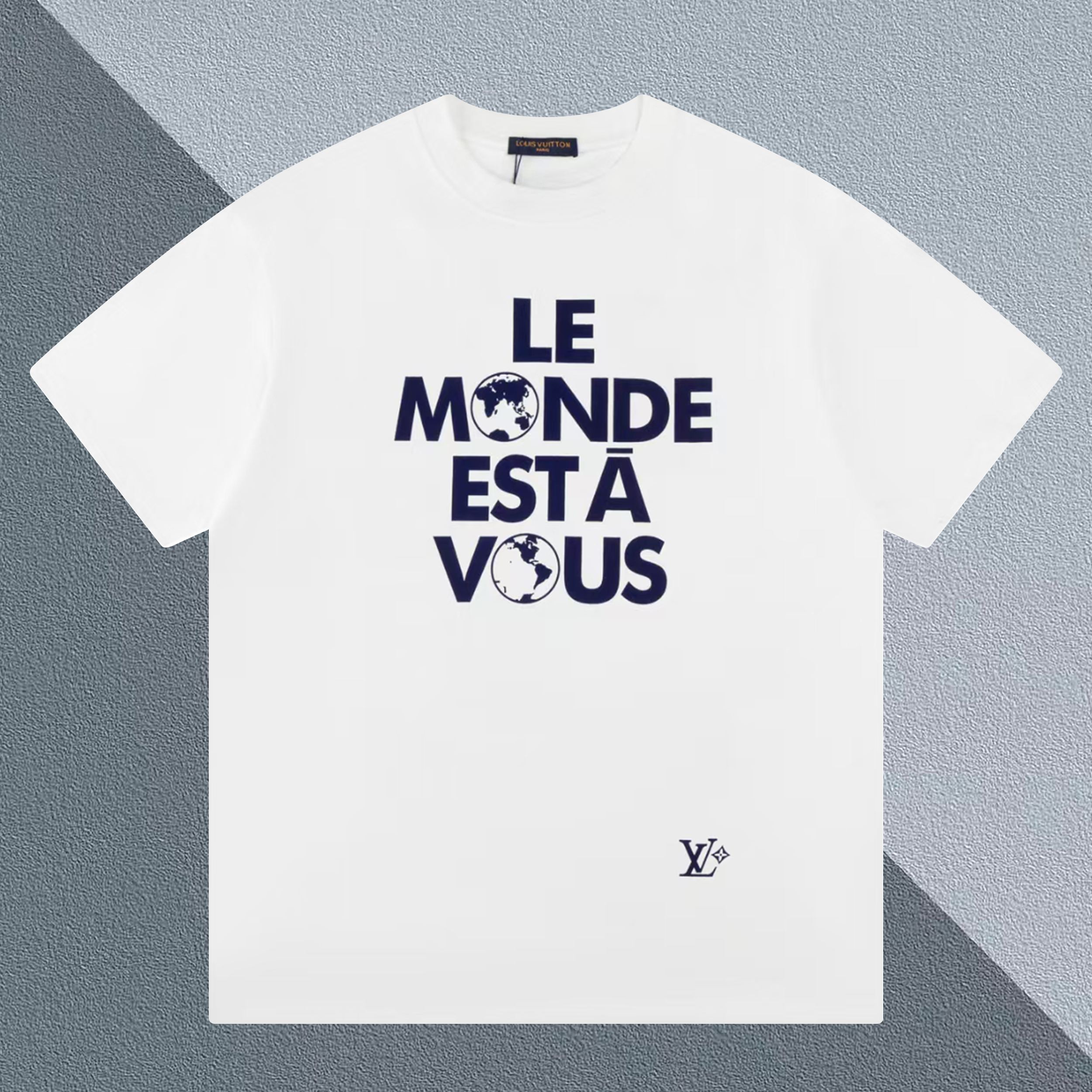 🅿️90 顶级高版本Lv 世界地球植绒印花短袖 平织纯棉优质棉面料,采用15S平织优质棉,280g;搭配32S双纱拉架螺纹,300g. 正面呈现标识植绒印花,字母图案选用转移植绒工艺,以热转印技术加持牢固粘合剂成型印花图案.同时植绒印花的成分采用尼龙材质,尼龙本身具有良好的防污性能和防水功能.手感摸起来会有柔软细腻的感觉,柔软舒适;染色没有限制,通过不同的工艺要求达到染色的效果. 直筒圆领版型,标准H垂身版型,搭配齐肩设计.垂直版型强调的是肩部、腰部、下摆宽度基本一致,具有简约、宽松的特点.短袖的剪裁合身,能够展现出穿着者的身材曲线.同时,短袖的领口、袖口和下摆都采用双线收口设计.