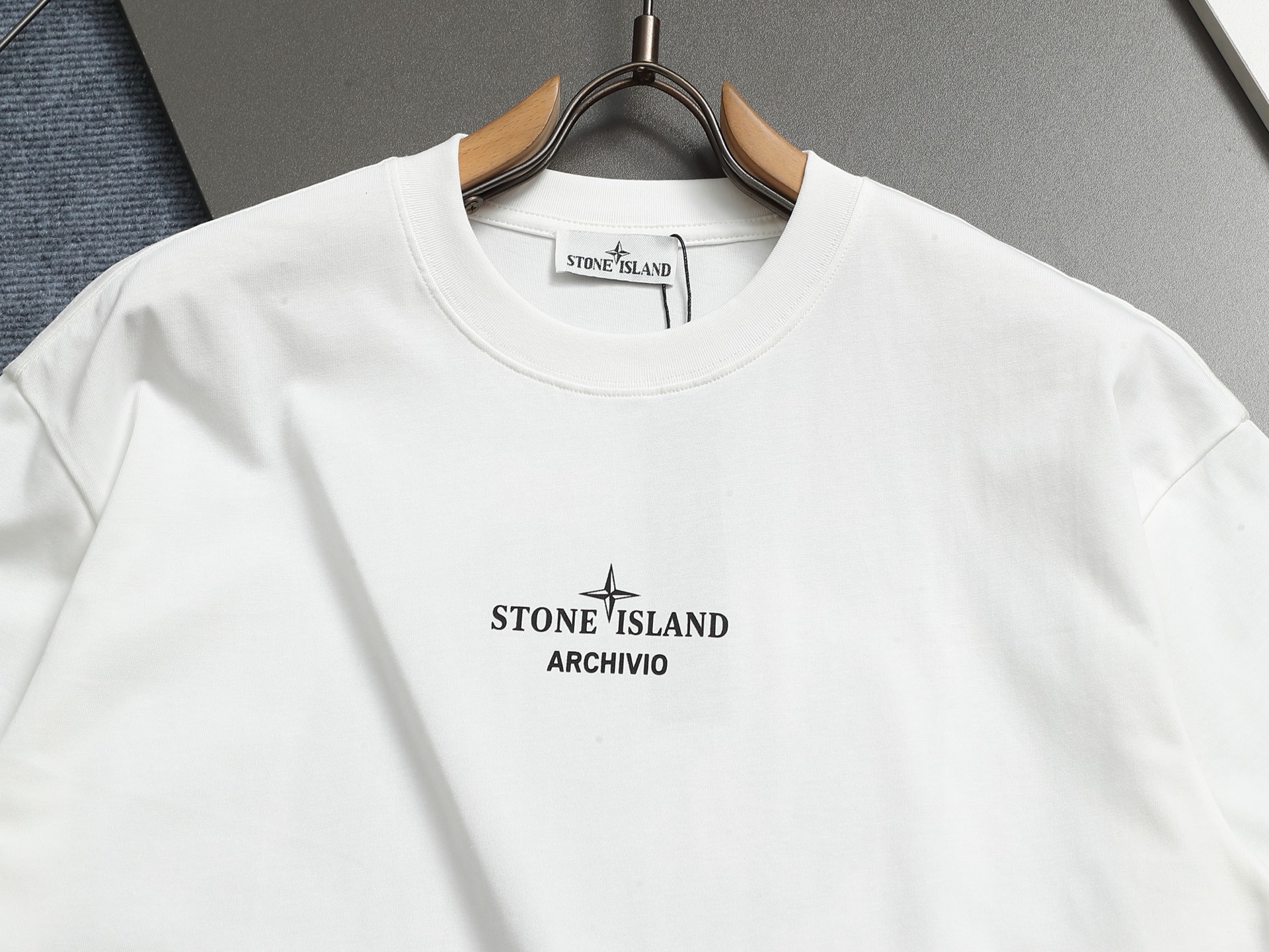 P70
西太后新款T恤 
面料采用280克优质长绒棉混纺 柔软透气的同时保留原有的支持性 前后采用数码直喷的工艺 还原图案本身的色彩 
面料：280g
版型：宽松
颜色：黑 白
码数XSSML
