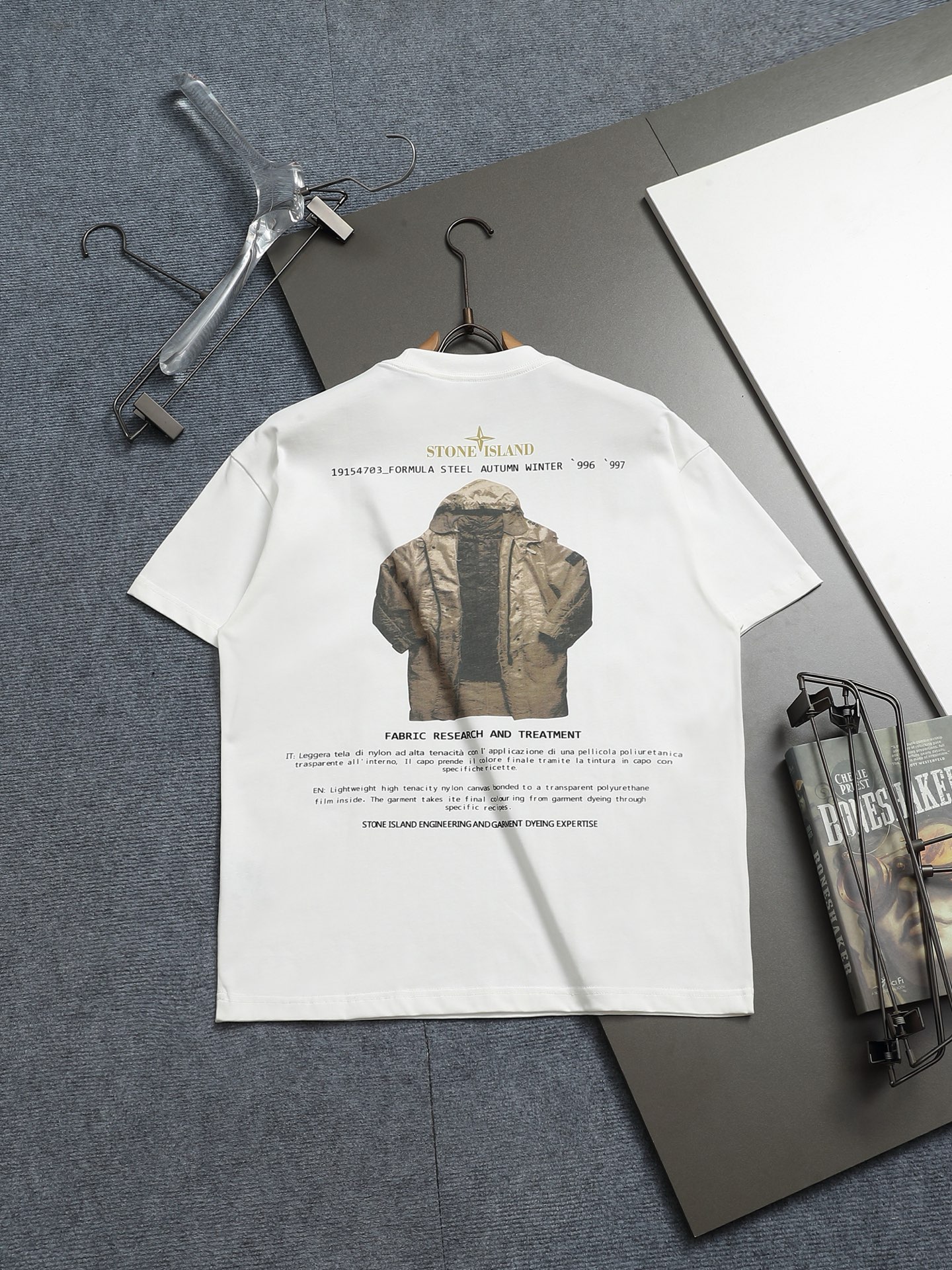 P70
西太后新款T恤 
面料采用280克优质长绒棉混纺 柔软透气的同时保留原有的支持性 前后采用数码直喷的工艺 还原图案本身的色彩 
面料：280g
版型：宽松
颜色：黑 白
码数XSSML
