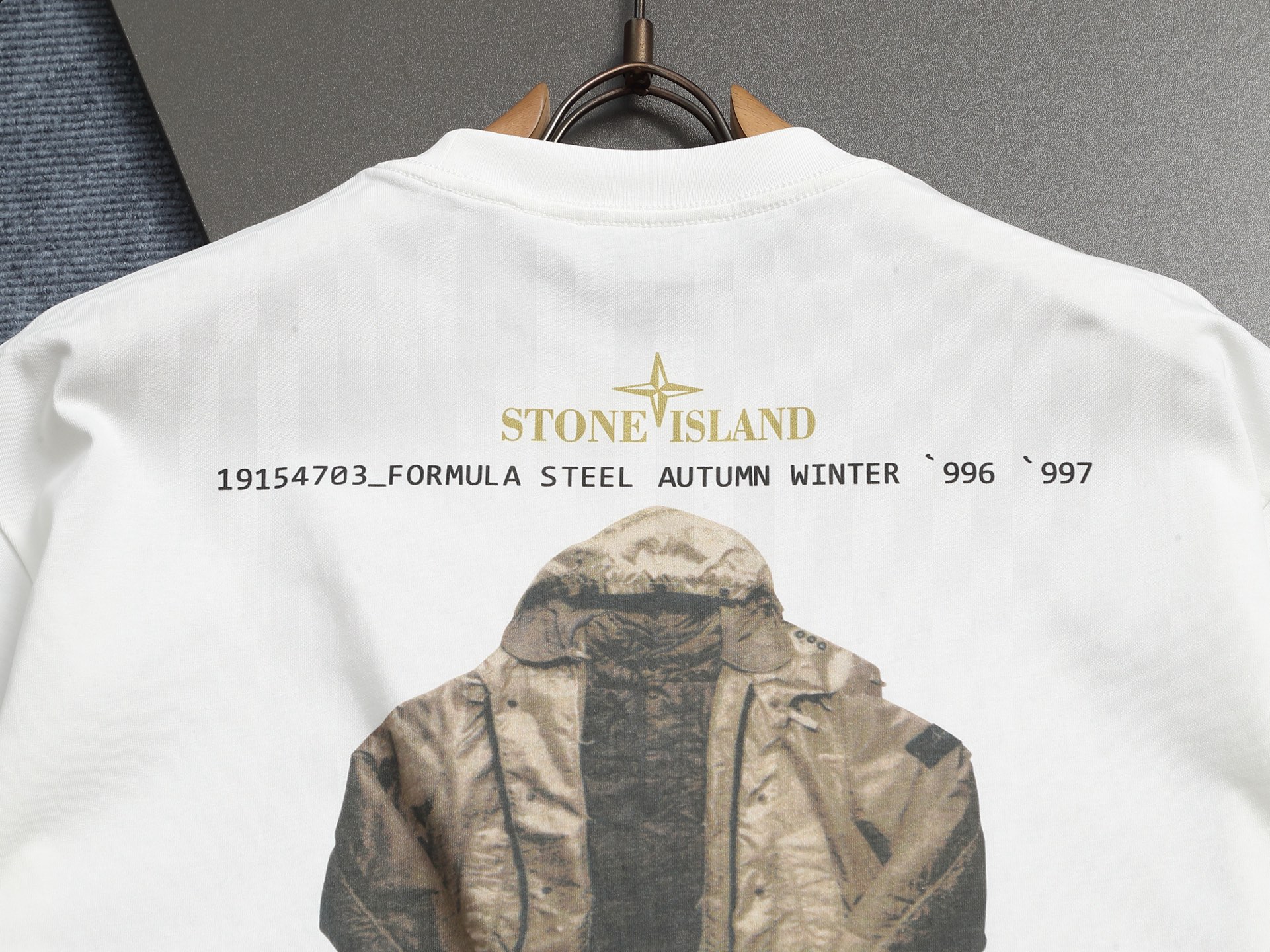 P70
西太后新款T恤 
面料采用280克优质长绒棉混纺 柔软透气的同时保留原有的支持性 前后采用数码直喷的工艺 还原图案本身的色彩 
面料：280g
版型：宽松
颜色：黑 白
码数XSSML
