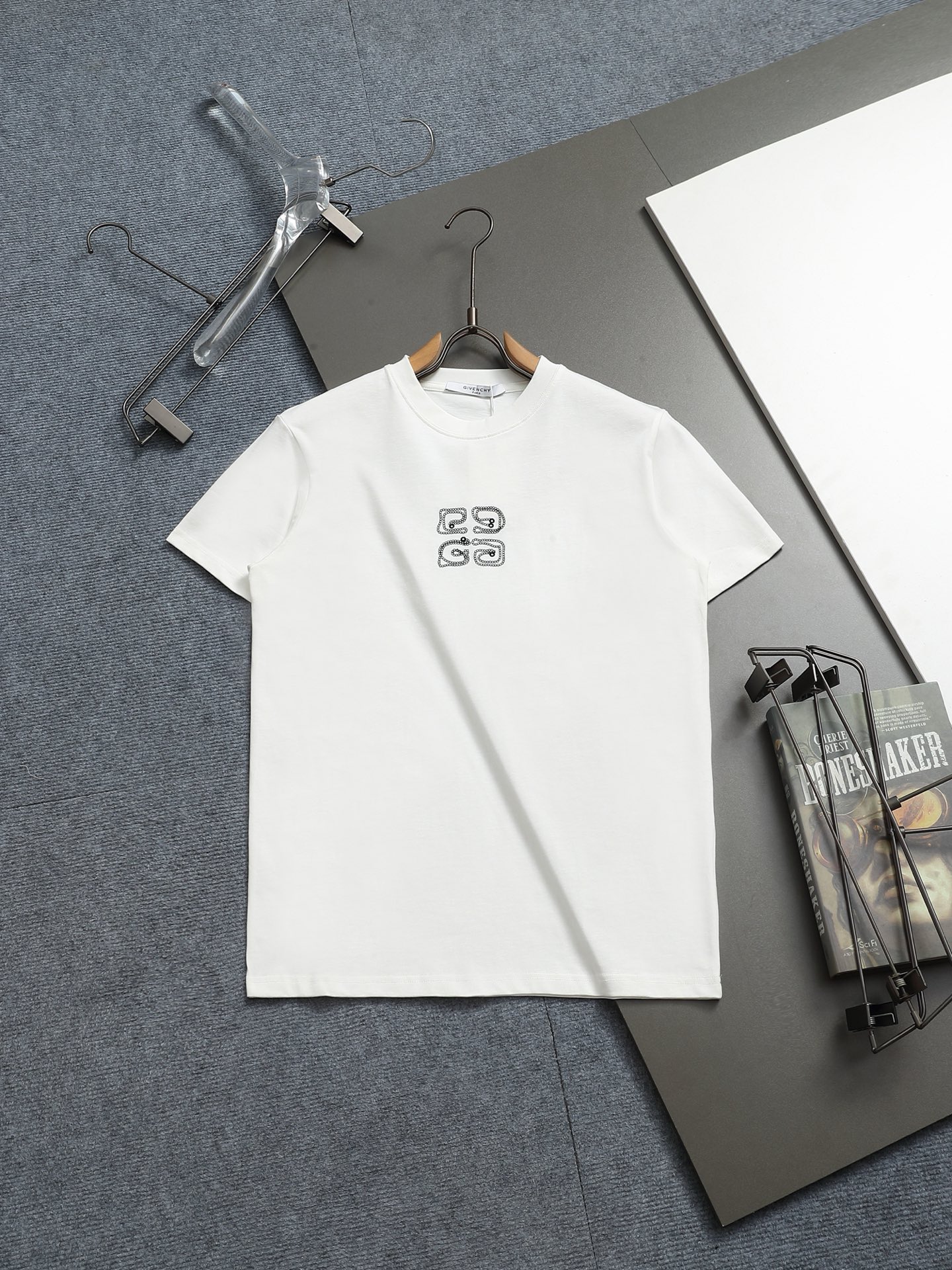 【新款上新】Givenchy纪梵希2025SS春夏短袖T恤新款 前幅字母立体刺绣,背后LOGO立体刺绣,细节到位,采用250克双股双纱全棉面料,手感舒适,三标齐全 颜色: 黑色 白色