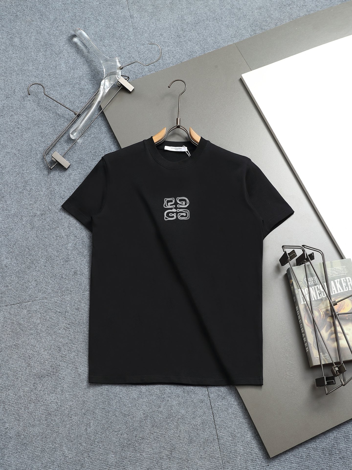 【新款上新】Givenchy纪梵希2025SS春夏短袖T恤新款 前幅字母立体刺绣,背后LOGO立体刺绣,细节到位,采用250克双股双纱全棉面料,手感舒适,三标齐全 颜色: 黑色 白色