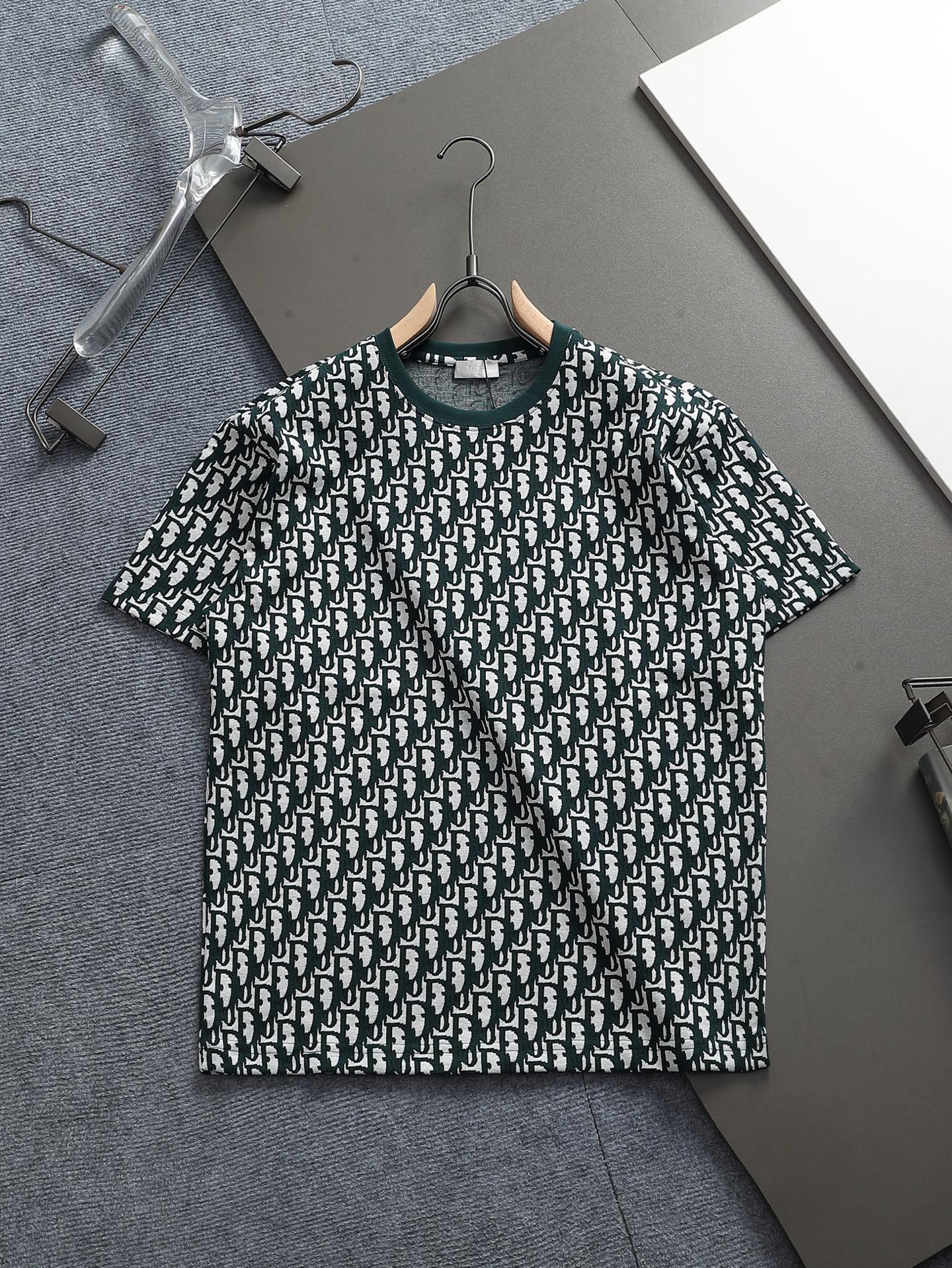 NO:601044,DIOR Dior CD letters dark jacquard Logo logo is exquisitely upgraded, inspired by the 1980s retro towel original fabric official same style short-sleeved T-shirt suit customized 260 grams of vat-dyed fabric, very comfortable to the touch, the latest brick cabinet synchronization for spring and summer, fashionable and individual, super versatile and good-looking, very suitable for both men and women, a must-have style, hang tag, collar label, washed wheat, complete with three labels, color: dark green  Size XS~L,,dior,dior,T-shirt,tees,t-shirt,alexander wang19860909DIOR迪奥 CD字母暗纹提花 Logo标识精致升级,灵感源自八十年代复古 毛巾 原版面料 官方同款 短袖T恤 套装 定制260克同缸染面料 手感非常舒服  春夏最新砖柜同步 时尚又个性 超级百搭好看的一款 男女都非常合适 人手必备款 吊牌 领标 水洗麦 三标齐全 颜色: 墨绿色 尺码XS~L,,dior,dior,T-shirt,tees，t-shirt,alexander wang,Men's clothing