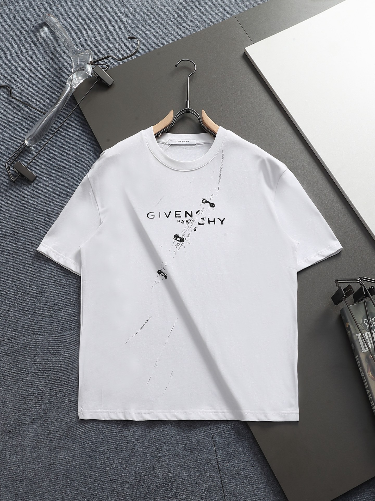 NO:601056,2025ss GVC new short-sleeved T-shirt is made of 240g ultra-thick fabric that is exactly the same as zp. The cost of imported printing machines is as high as 98/kg dye. Customized yb1:1 accessories. Color: black white. Size: XS-L, T-shirt, tees, t-shirt, alexander wang198609092025ss GVC新款短袖T恤 采用240g超厚面料与zp一模一致 进口印花机成本高达98/公斤染料印绘而成 订制yb1:1辅料 颜色:黑色 白色 尺码:XS-L,,T-shirt,tees，t-shirt,alexander wang,Men's clothing