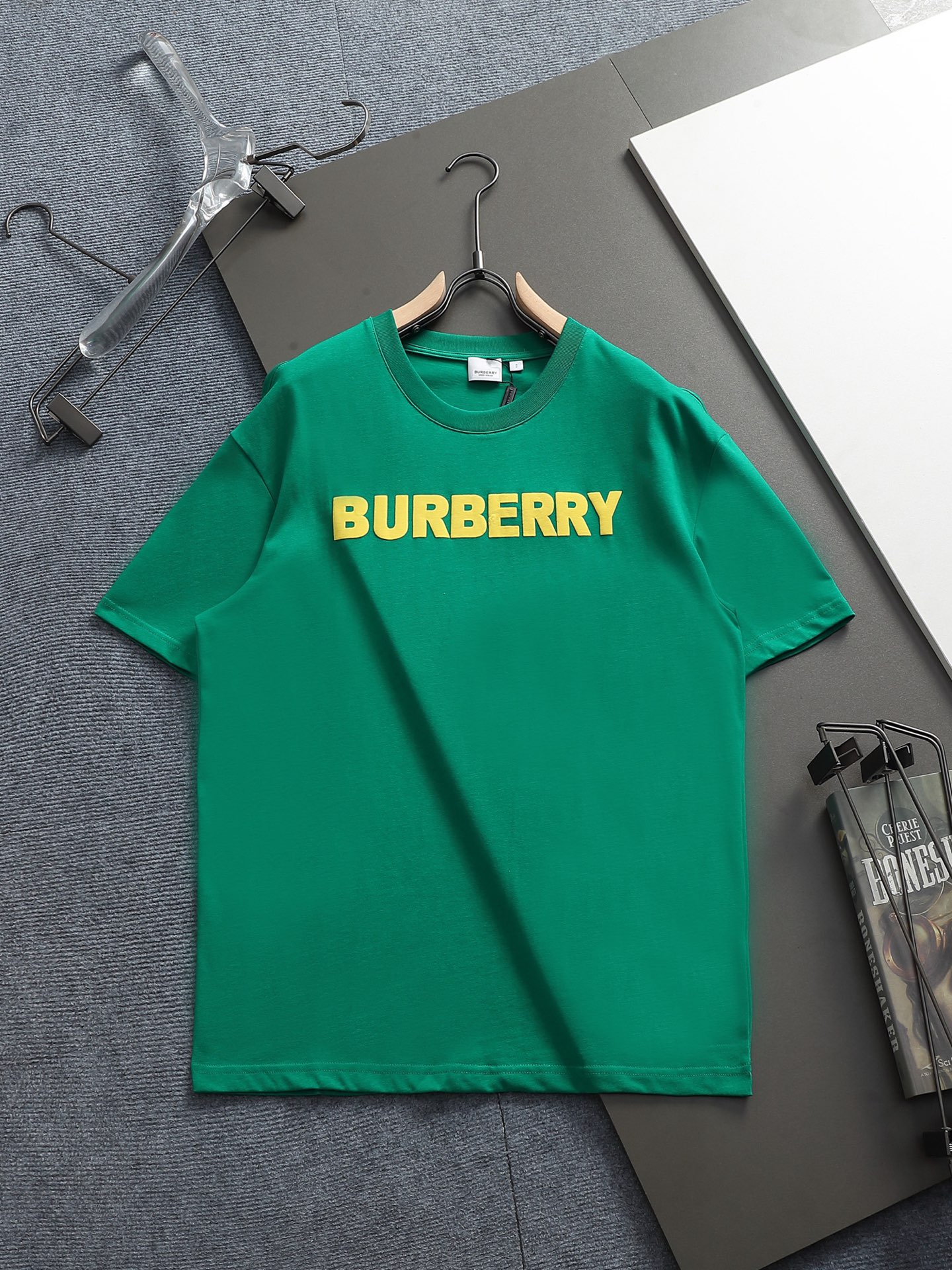 NO:644903,BURBERRYBBR Burberry micro-wide version XS-L new exclusive limited edition 25 years of the latest and most top-notch classic war horse offset logo exquisite heavy craftsmanship As the leader in the luxury world, 280g washed fabric T-shirts, B family is well-deserved. The first thing that catches the eye on the piece I am going to talk about today is the loose and comfortable two styles~~ The ribbed round neck has become the best modification of its version, while B family has the upper body LOGO listed on the front, and the unique pin design uses a solid color design to highlight the texture! Cow Black and white, the most traditional modification method and the simplest color scale contrast form the strongest and direct contrast, and this is often the most concise and clear minimalist modification method~~A nostalgic classic atmosphere also spreads in this work inadvertently! ! Coupled with the blessing of pure cotton material, both the upper body comfort and the existence are unparalleled. It can be said to be a must-have companion in summer. The excellent breathability and comfortable wearing feeling are unparalleled~ Recommended! ! Size XS S M L Color Black White Size Chart19860909BURBERRYBBR 巴宝莉 微宽版型XS-L 新款独家限定 25年最新最顶级 经典战马胶印logo 精美重工艺 280克洗水面料T恤作为奢侈界的龙头,B家可谓是当之无愧了,而今天要说的这件作品,首先映入眼帘的就是宽松舒适两大版型~~罗纹圆领成了其版型的最好修饰,而B家则是作为了上身LOGO罗列在前胸,更是匠心独具的别针设计,采用纯色设计,更加凸显质感！牛 黑白相间,最为传统的修饰方式加上最为简单的色阶对比形成了最为强烈而直接的对比,而这往往又是最为简洁明了的极简修饰方式~~一种怀旧的经典气息也在此作上不经意的蔓延开来！！ 加上純棉材质的加持,无论是上身舒适度还是都是无可比拟的存在,可以说是夏日必备的良伴,优秀的透气性和舒适的穿搭感都是无可比拟的~推荐！！尺码XS S M L 颜色黑色 白色  尺寸表 XS肩宽50-胸围54-衣长70 S肩宽52-胸围56.5-衣长72 M肩宽54-胸围59-衣长74 L肩宽56-胸围61.5-衣长76,,burberry,burberry,tees，t-shirt,alexander wang,Men's clothing