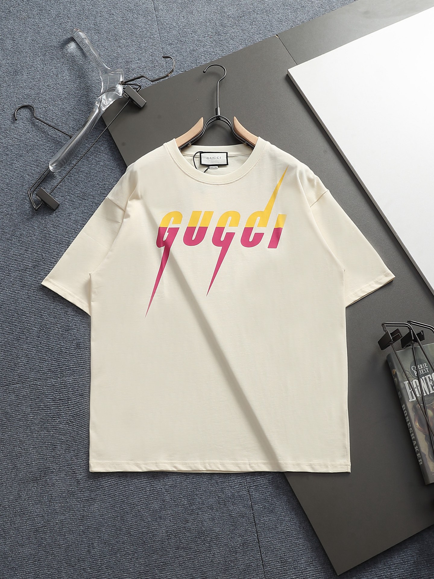 NO:601047,Gucc Gucci 2025 new style rainbow edge print short-sleeved gradient color is eye-catching and unique, echoing the brand's equestrian roots. Original fabric Official same style Customized 240g same vat dyed fabric Very comfortable to the touch Latest brick cabinet synchronization for spring and summer OS off-shoulder version Fashionable and personalized Super versatile and good-looking one Very suitable for both men and women A must-have for everyone Hang tag Collar label Washed wheat Complete with three labels Color black apricot  Size XS~L,,gucci,gucci,T-shirt,alexander wang19860909Gucc古驰 2025新款款彩虹锋刃印花短袖渐变色醒目别致,呼应品牌的马术本源 原版面料 官方同款 定制240克同缸染面料 手感非常舒服  春夏最新砖柜同步 OS落肩版型 时尚又个性 超级百搭好看的一款 男女都非常合适 人手必备款 吊牌 领标 水洗麦 三标齐全 颜色黑色 杏色 尺码XS~L,,gucci,gucci,T-shirt,alexander wang,Men's clothing