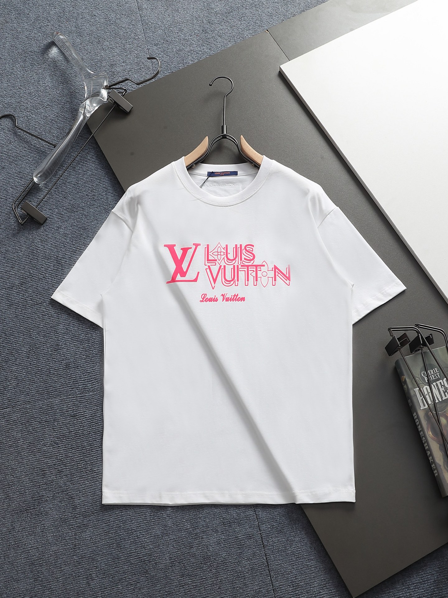 NO:601058,LV 25ss spring and summer printed short T-shirt -1v Yayoi Kusama series pumpkin pattern round neck short-sleeved T-shirt. Made of 32-count double yarn pure cotton 240g, washed at high temperature, no shrinkage or fading. Comfortable feel, super textured back-stitched cuff design, yellow reverse logo embellishment, full set of accessories. A must-have for fashionable men and women, the classic drop-shoulder slightly wide version, exclusive ready supply!   Only make high quality products, reject junk goods!  -Color white black -Size XS S M L -Unisex, louis vuitton, T-shirt, tees, t-shirt, alexander wang19860909LV 25ss春夏印花短T系列 -1v 草间弥生系列南瓜图案 圆领短袖T恤 采用32支双纱纯棉240g,高温水洗,不缩水不退色.手感舒服,质感超强反缝袖口设计,黄色反标点缀,全套辅料.潮男潮女必备经典落肩微阔版型,独家现货供应！  只做高品质,拒绝垃圾货！ -颜色白色 黑色 -尺码XS S Ｍ L -人群男女同款,,louis vuitton,T-shirt,tees，t-shirt,alexander wang,Men's clothing