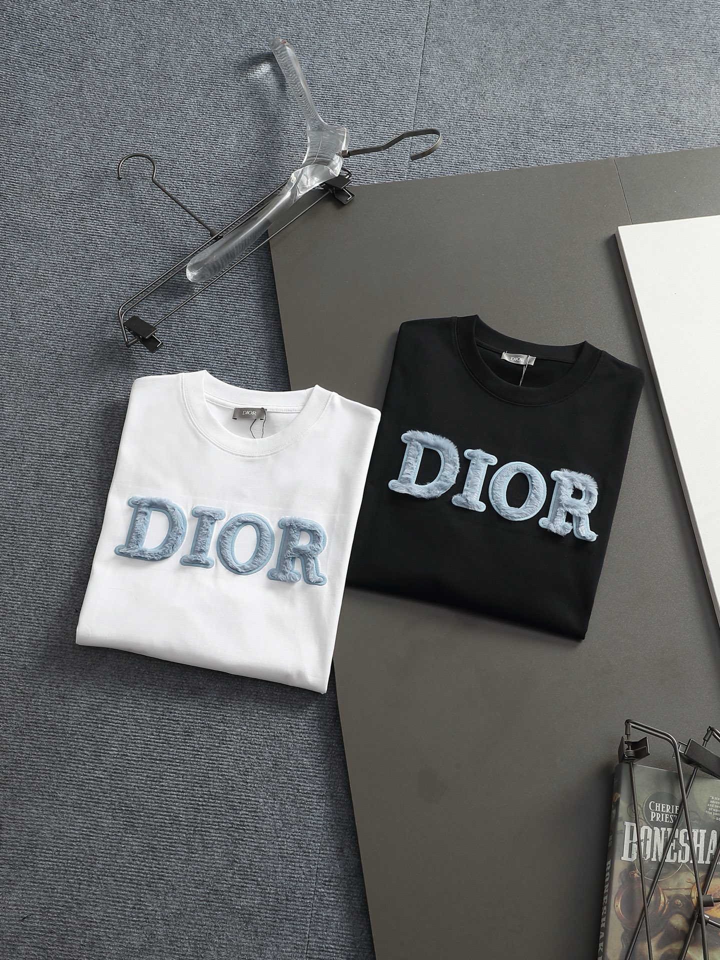 Dior Dior 迪奥 微宽版 CD 25ss新款独家限定 dior字母刺绣拼接植毛绒 作为奢侈界的龙头