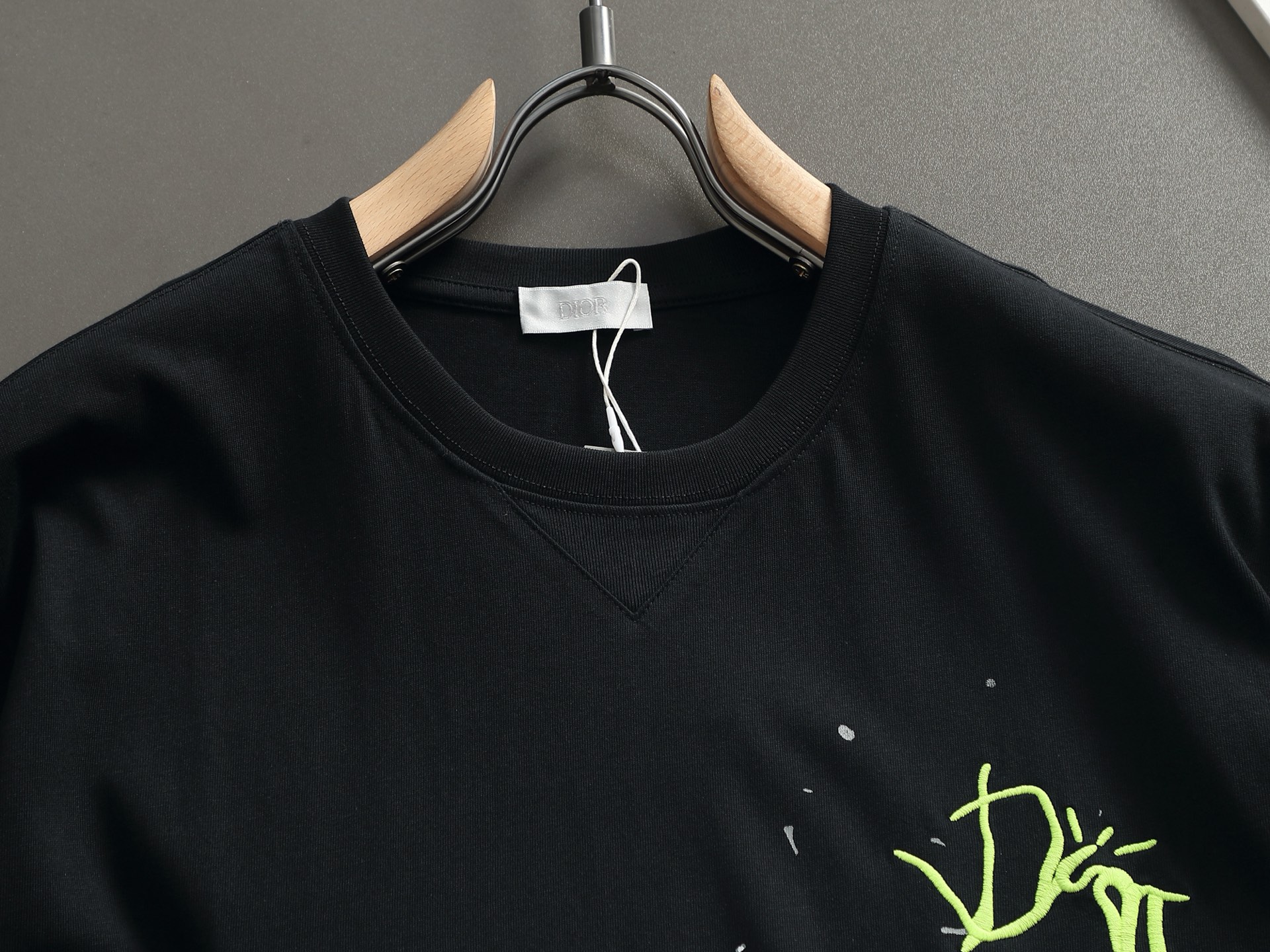 Dior 上新 DR 2026FW 泼墨刺绣tee 这款T 恤来自 DR 与 CACTUS JACK 的尊享联名系列