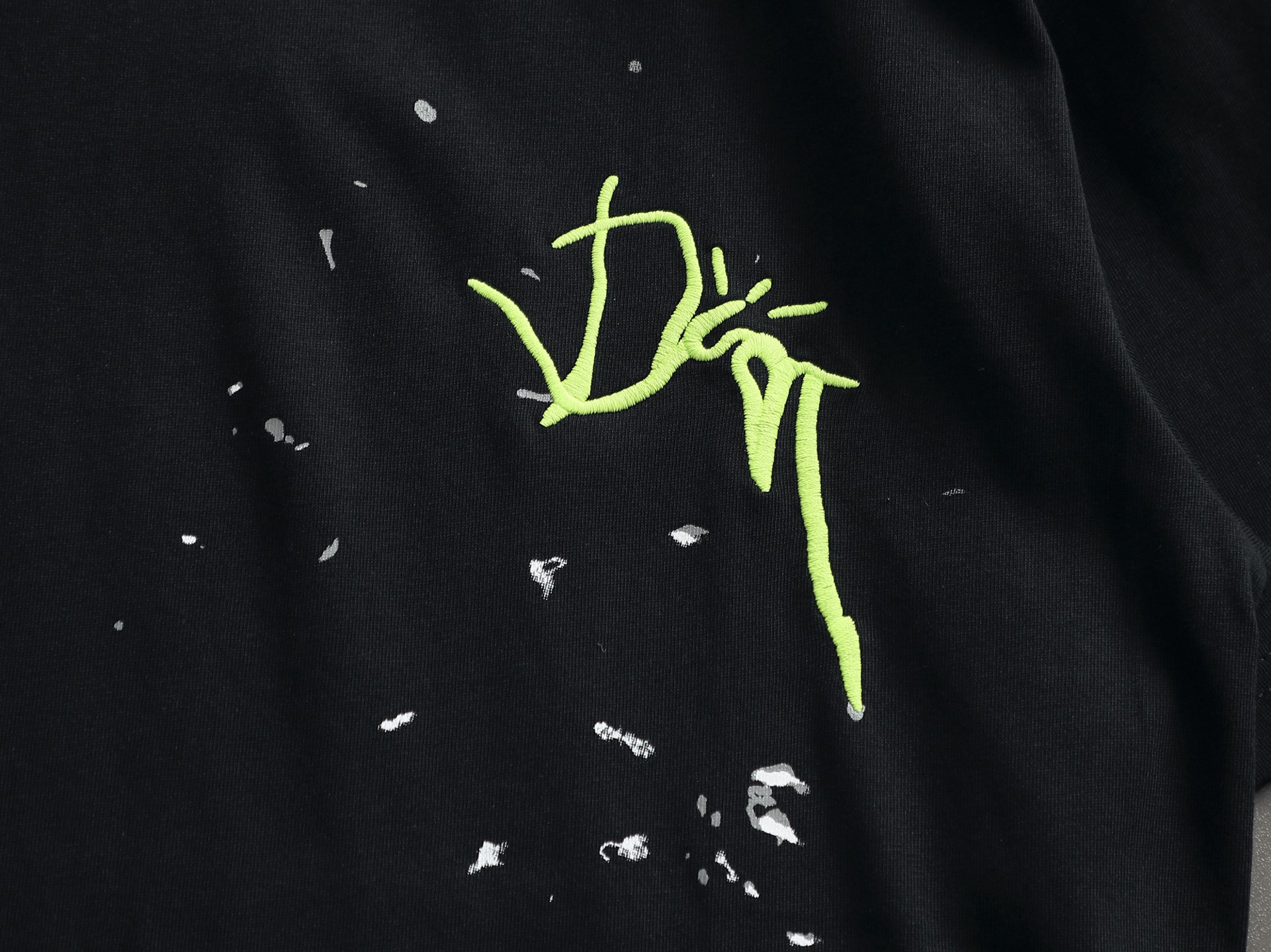 Dior 上新 DR 2026FW 泼墨刺绣tee 这款T 恤来自 DR 与 CACTUS JACK 的尊享联名系列