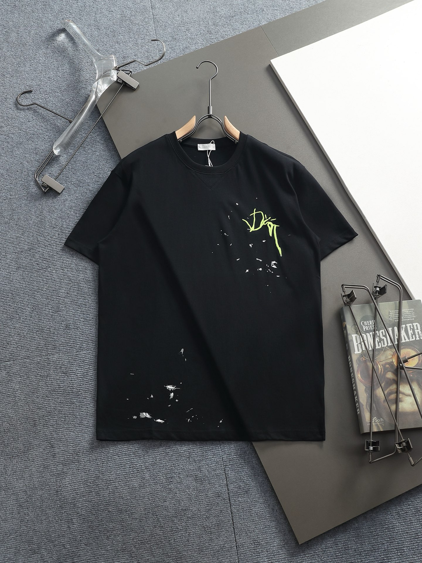 Dior 上新 DR 2026FW 泼墨刺绣tee 这款T 恤来自 DR 与 CACTUS JACK 的尊享联名系列