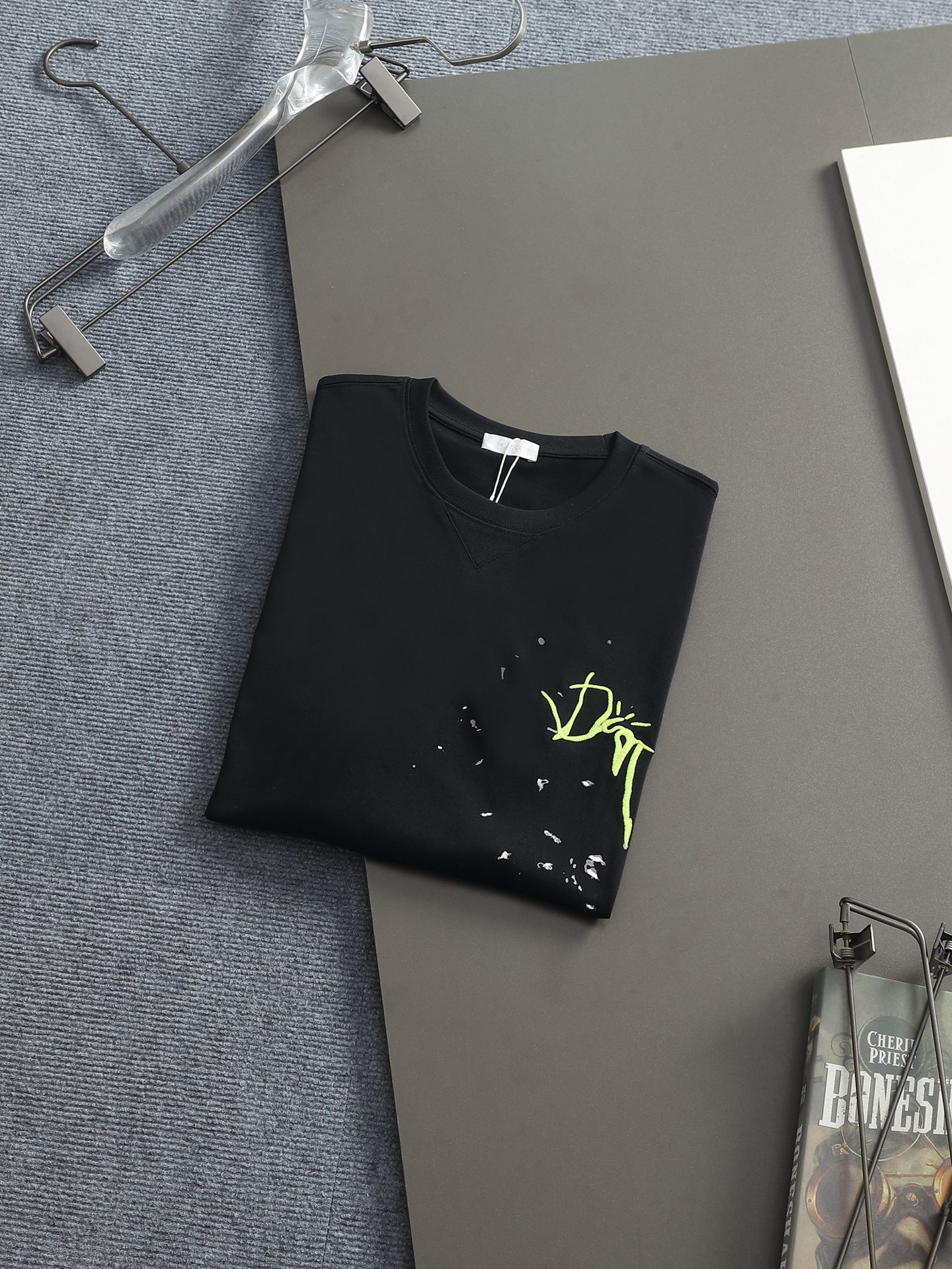 Dior 上新 DR 2026FW 泼墨刺绣tee 这款T 恤来自 DR 与 CACTUS JACK 的尊享联名系列
