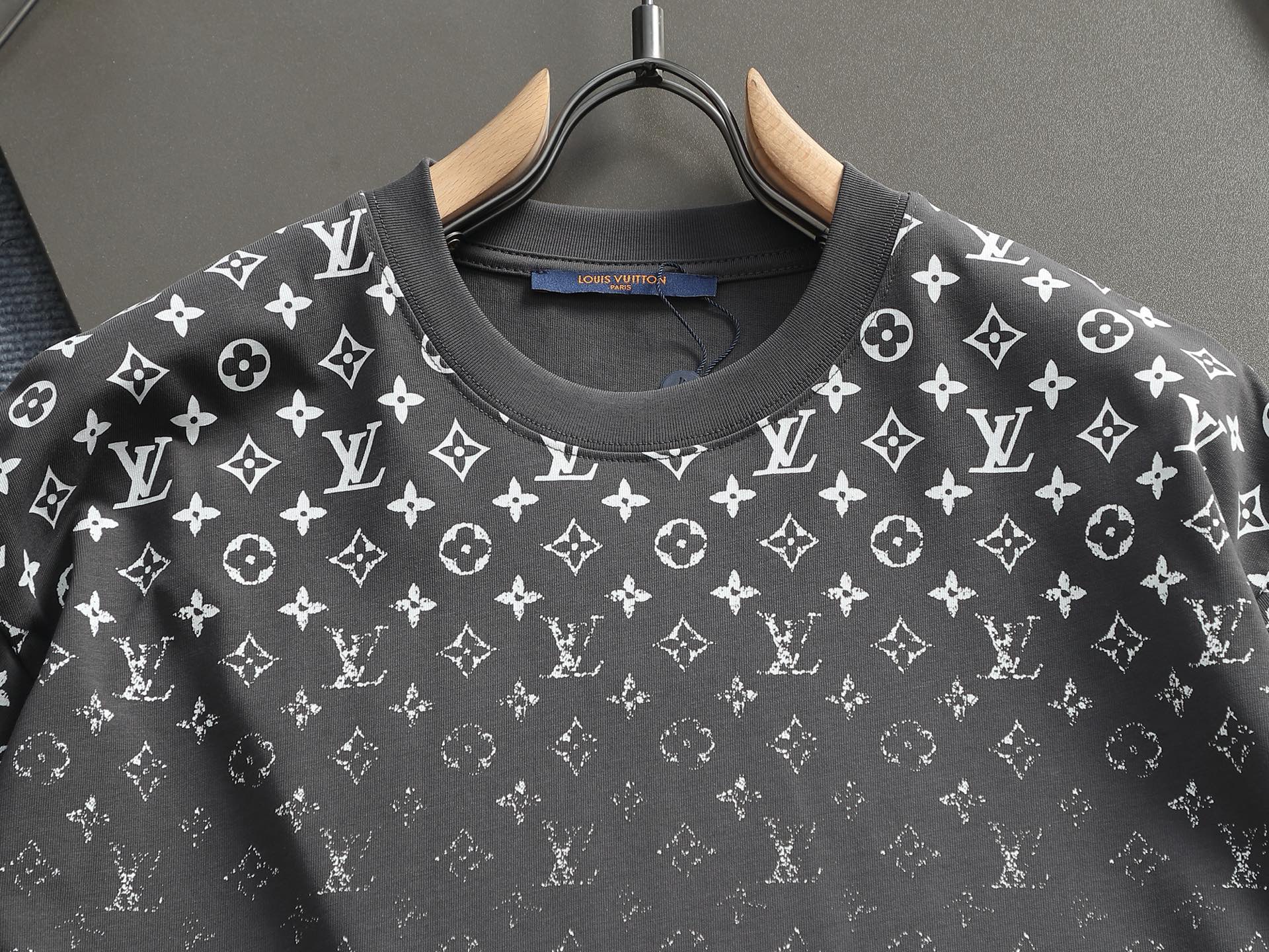 Louis Vuitton LV 路易威登 最新款最 渐变印花 圆领 短袖T恤 纯棉面料 贴肤舒适