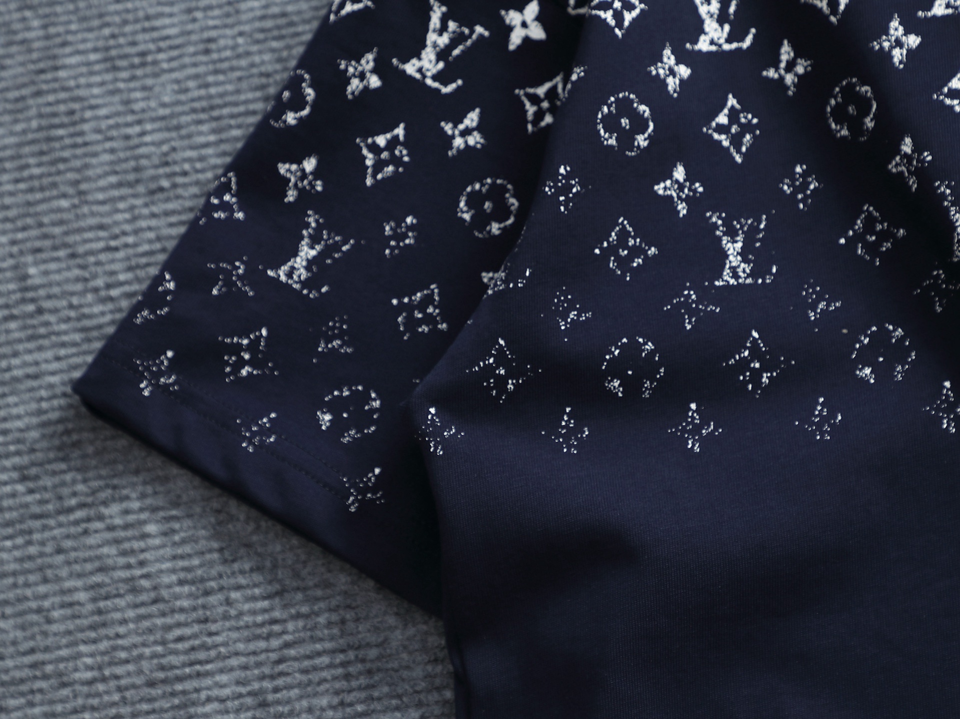 Louis Vuitton LV 路易威登 最新款最 渐变印花 圆领 短袖T恤 纯棉面料 贴肤舒适