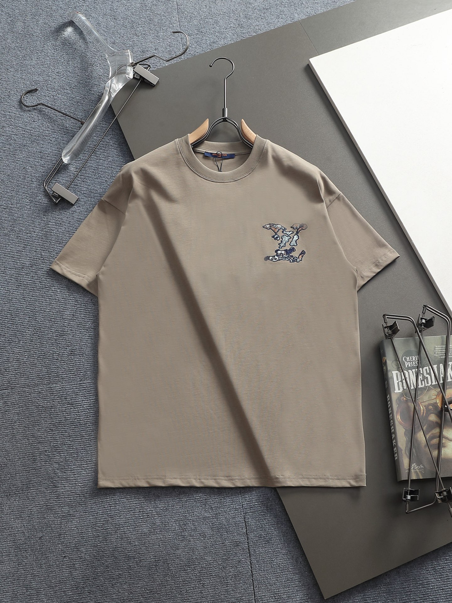 Louis Vuitton 26SS 1V 新品 走秀款 大logo刺绣短袖T恤 短袖不在千篇一律的大众脸