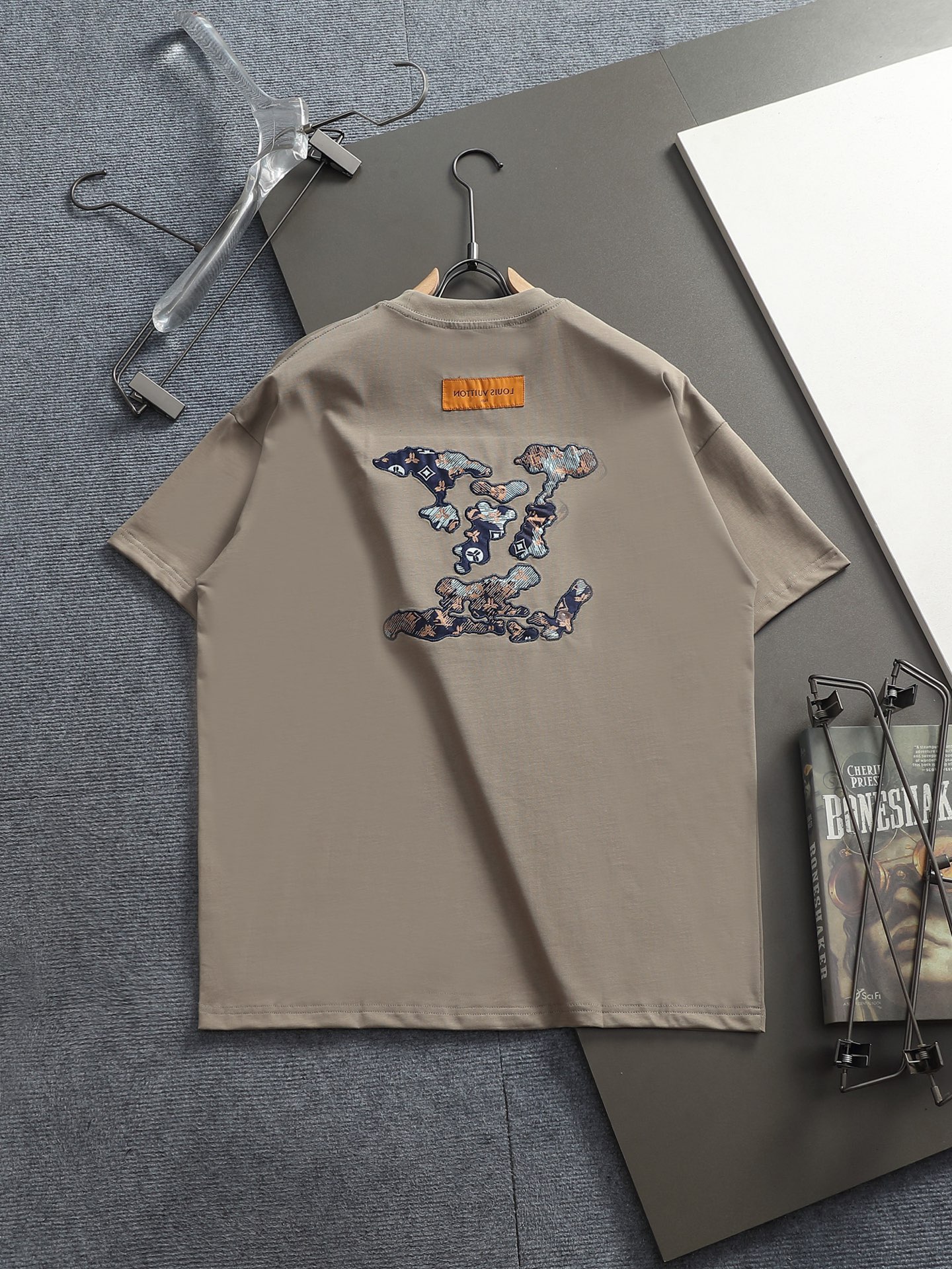 Louis Vuitton 26SS 1V 新品 走秀款 大logo刺绣短袖T恤 短袖不在千篇一律的大众脸