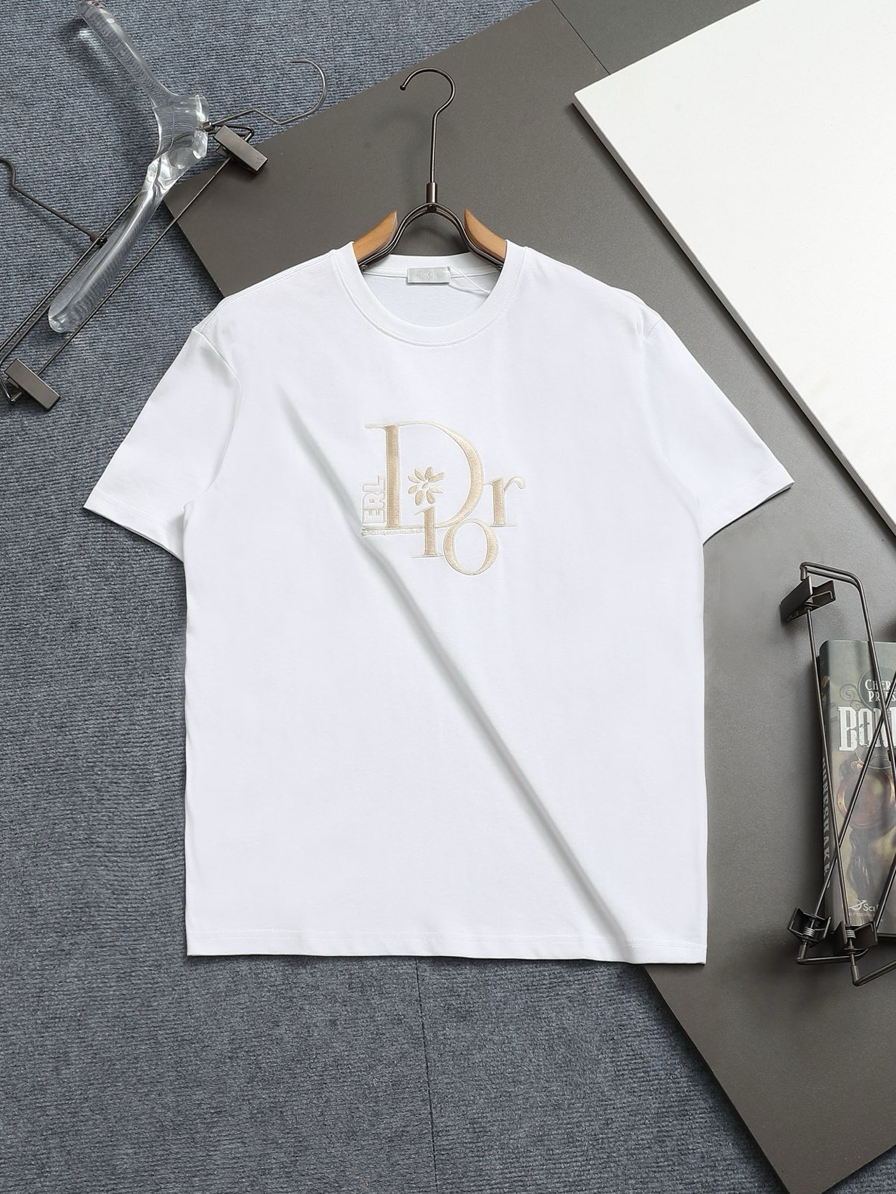 Dior DIOR迪奥 CD 花卉字母Logo标识精工刺绣