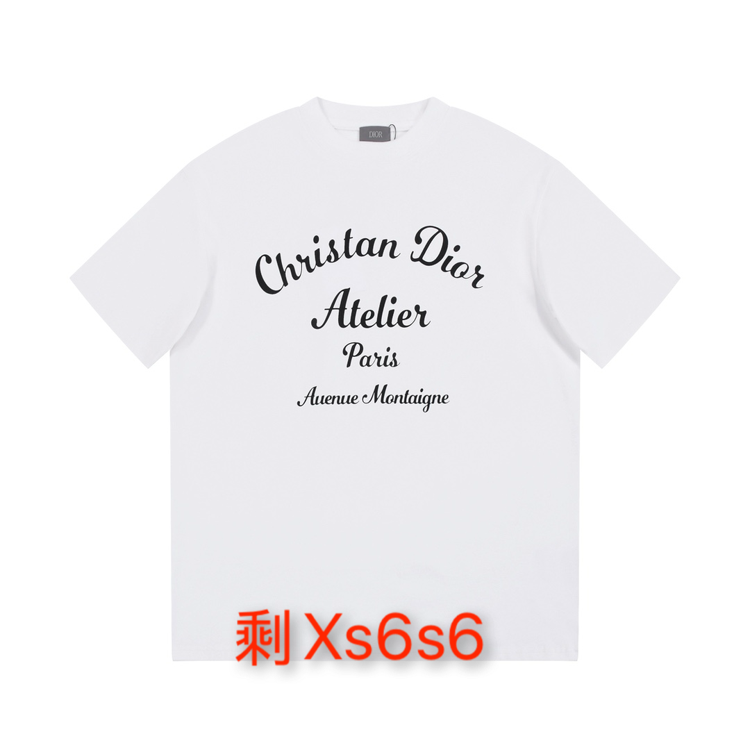 特价105一件 💰  商品售出 不包邮  不退不换 没有质量问题！

Dior/迪奥 23春夏季新款logo经典字母印花圆领短袖，男女同款。
颜色：黑色/白色
尺寸： XSSML