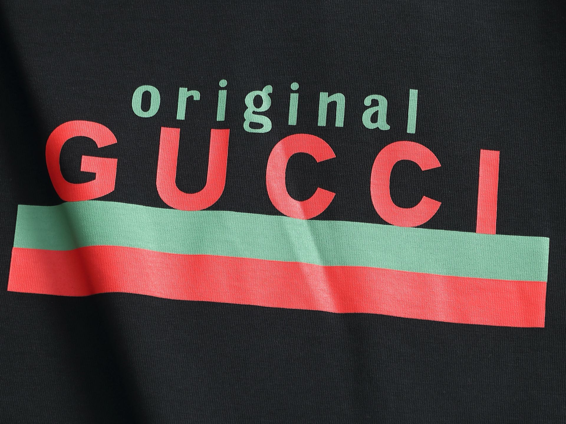 Gucci 高品质Gucci 古驰 以“Original Gucci”格言和品牌独特的绿色和红色为特色的印花短袖