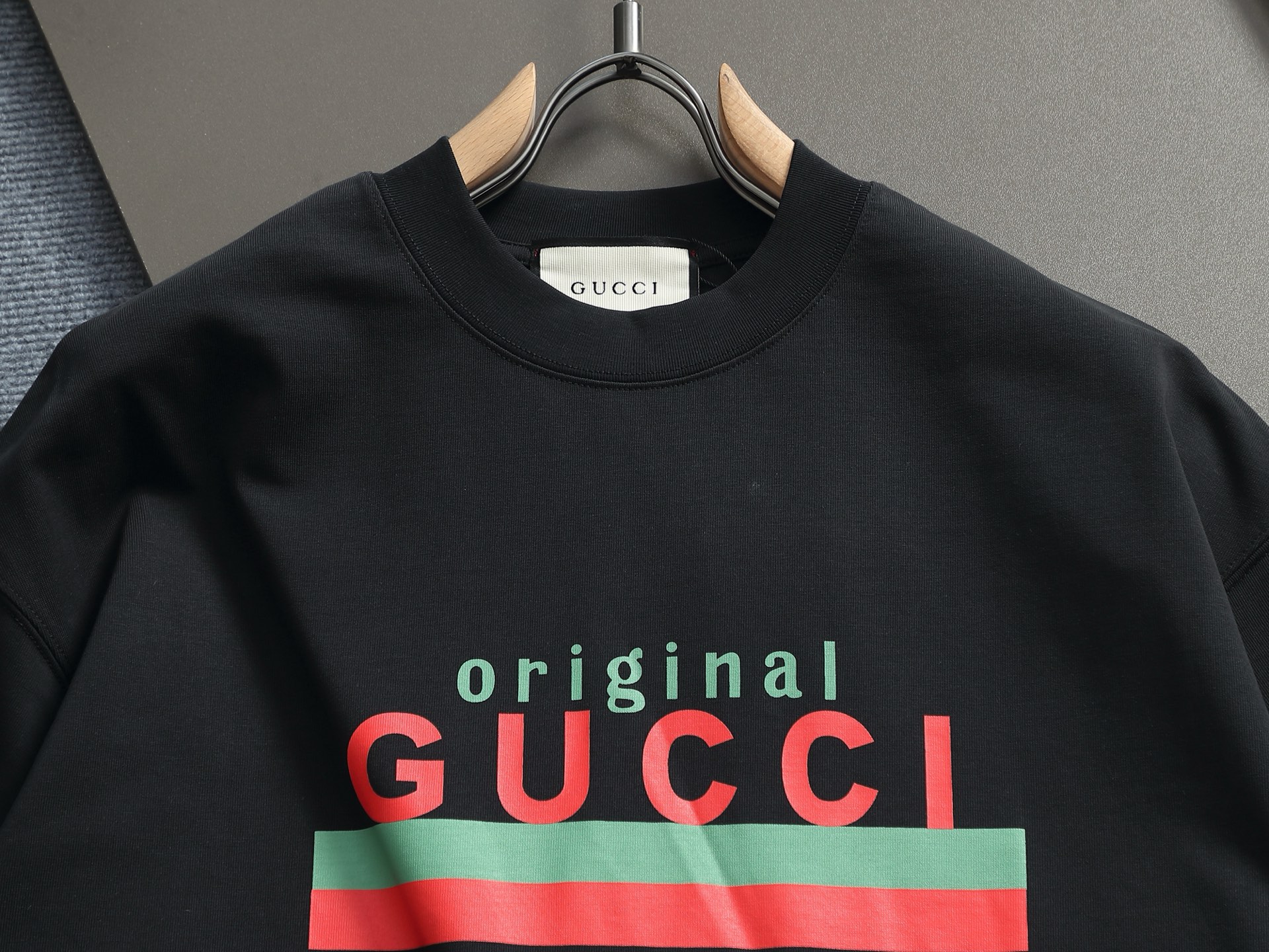 Gucci 高品质Gucci 古驰 以“Original Gucci”格言和品牌独特的绿色和红色为特色的印花短袖
