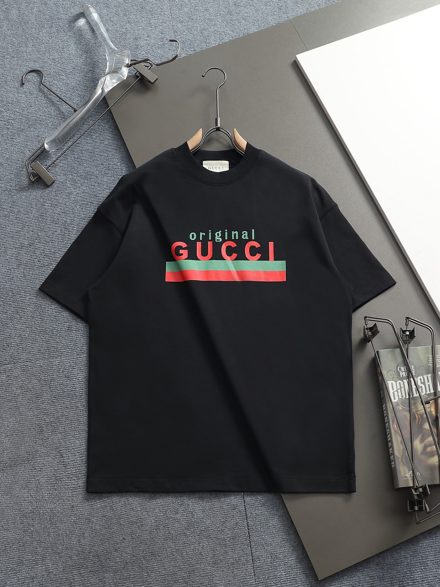 Gucci 高品质Gucci 古驰 以“Original Gucci”格言和品牌独特的绿色和红色为特色的印花短袖