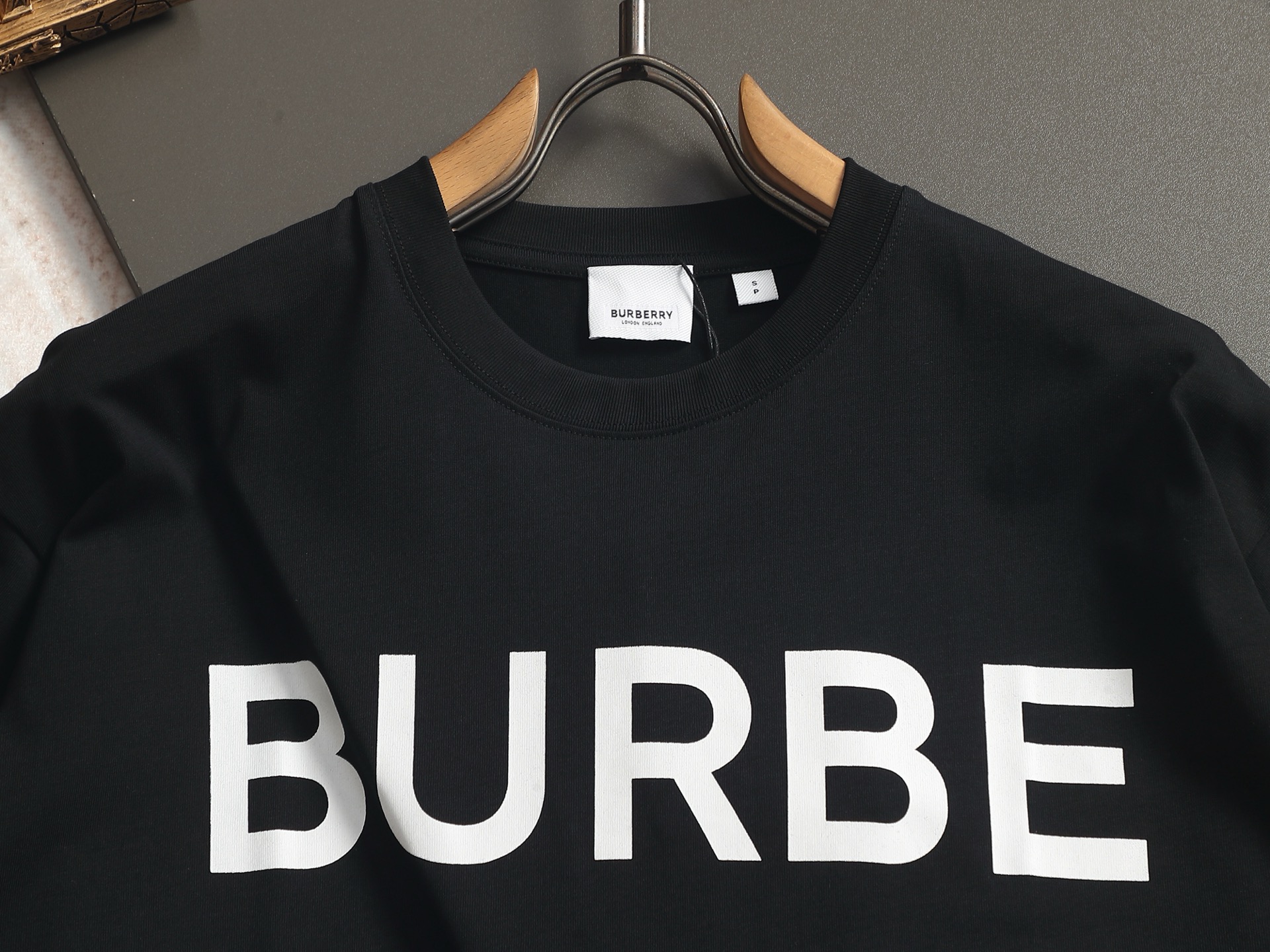 Burberry BURBERRY BBR 巴宝莉 新款独家限定 最新最 双杠英文字母印花logo 精美重工艺 280克洗水面料T恤作为奢侈界的龙头