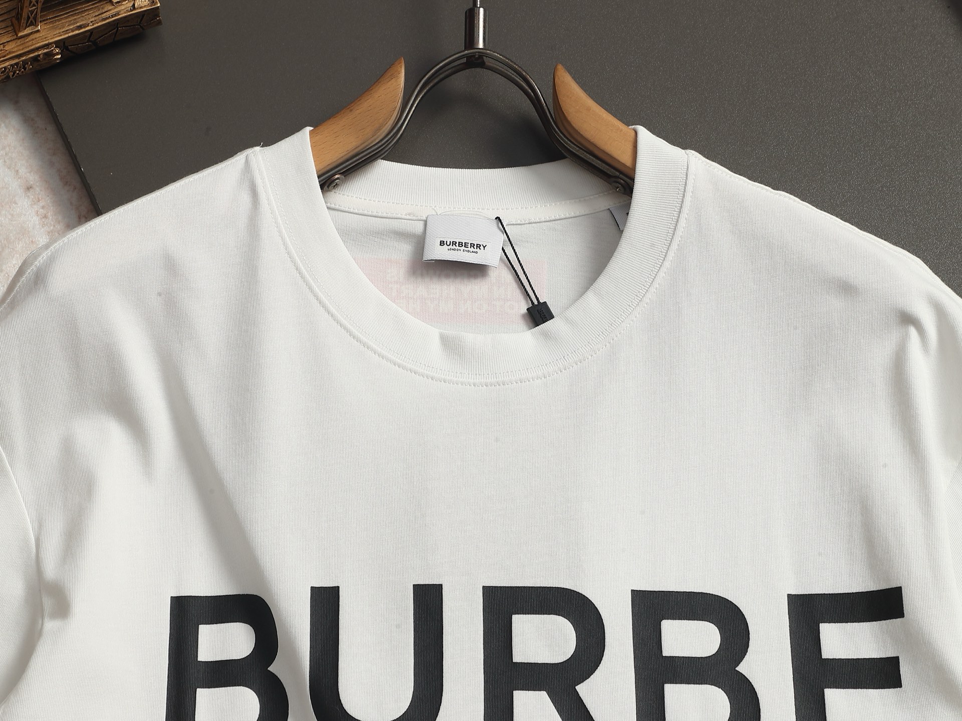 Burberry BURBERRY BBR 巴宝莉 新款独家限定 最新最 双杠英文字母印花logo 精美重工艺 280克洗水面料T恤作为奢侈界的龙头
