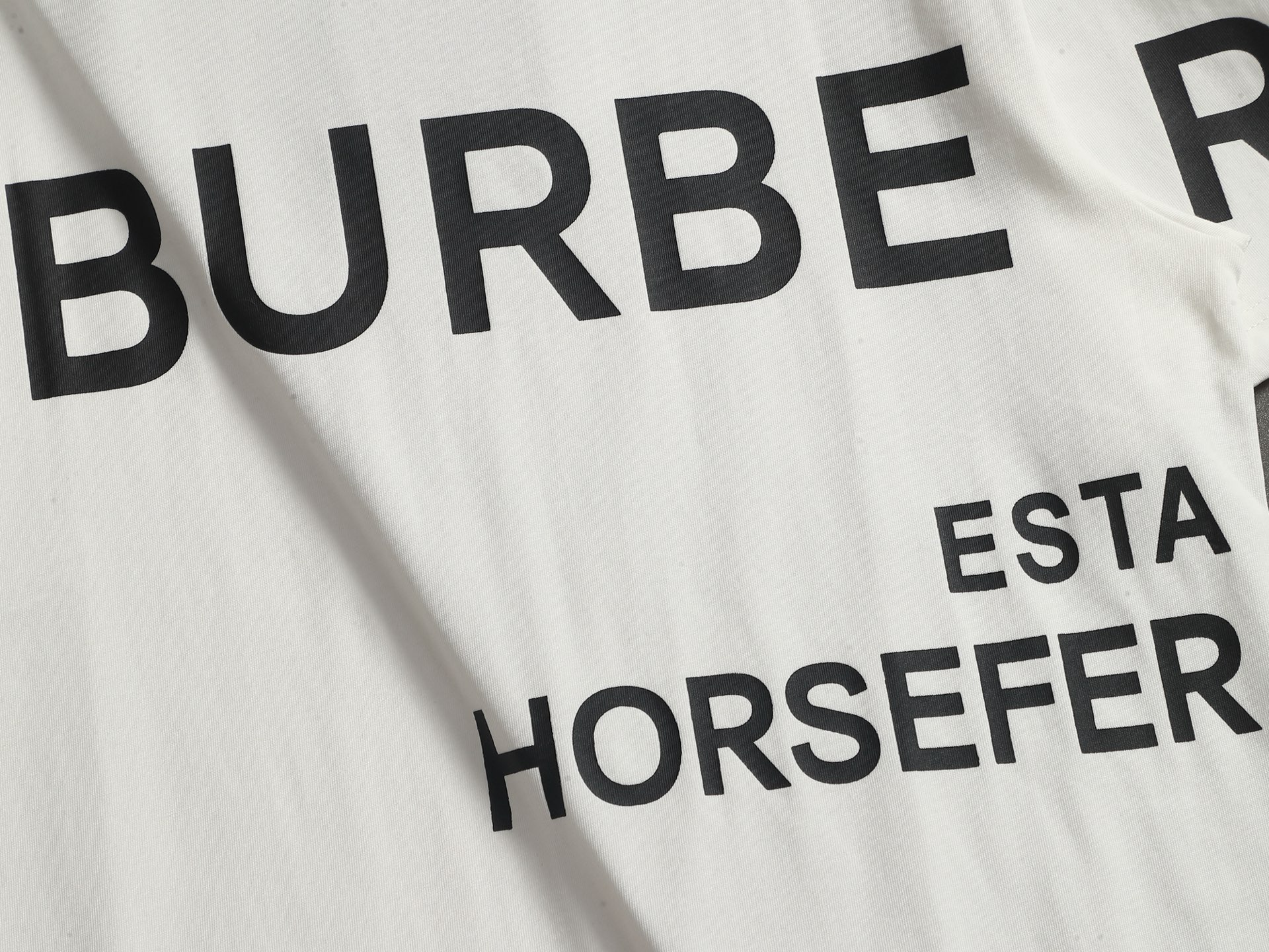 Burberry BURBERRY BBR 巴宝莉 新款独家限定 最新最 双杠英文字母印花logo 精美重工艺 280克洗水面料T恤作为奢侈界的龙头