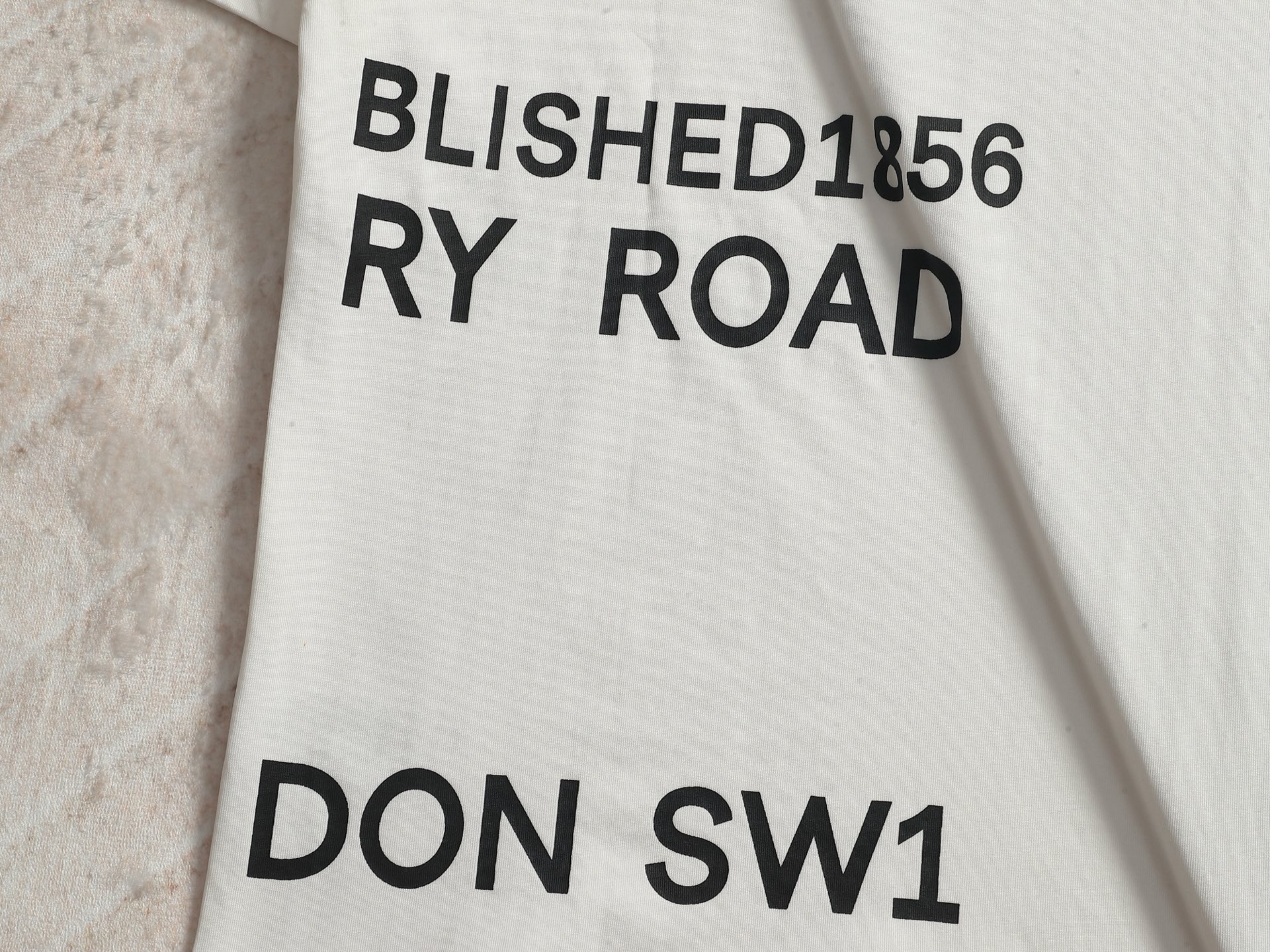 Burberry BURBERRY BBR 巴宝莉 新款独家限定 最新最 双杠英文字母印花logo 精美重工艺 280克洗水面料T恤作为奢侈界的龙头