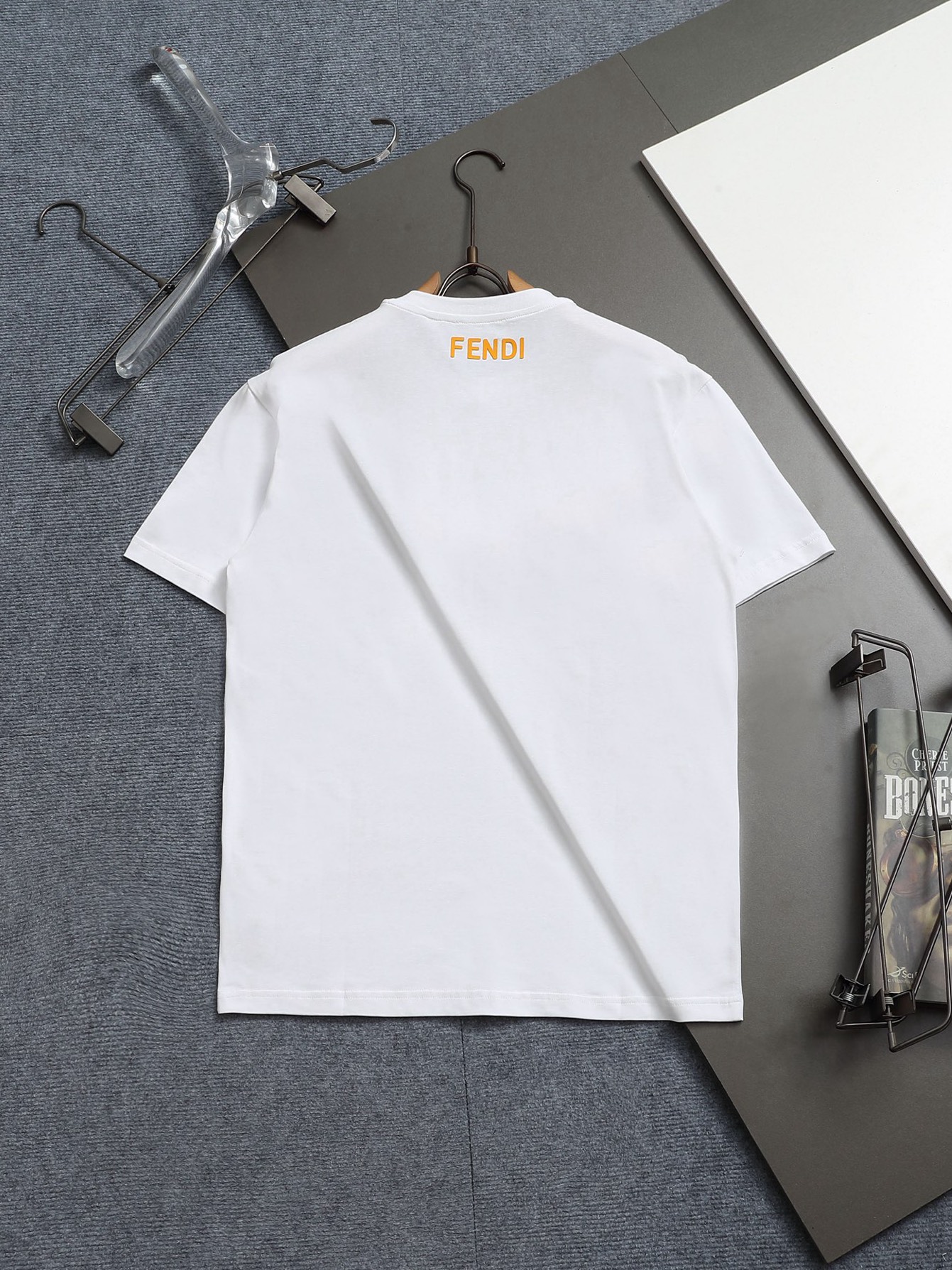 Fendi FENDI 芬迪 老佛爷闪电爆裂眼睛 Logo标识 升级，灵感源自八十年代