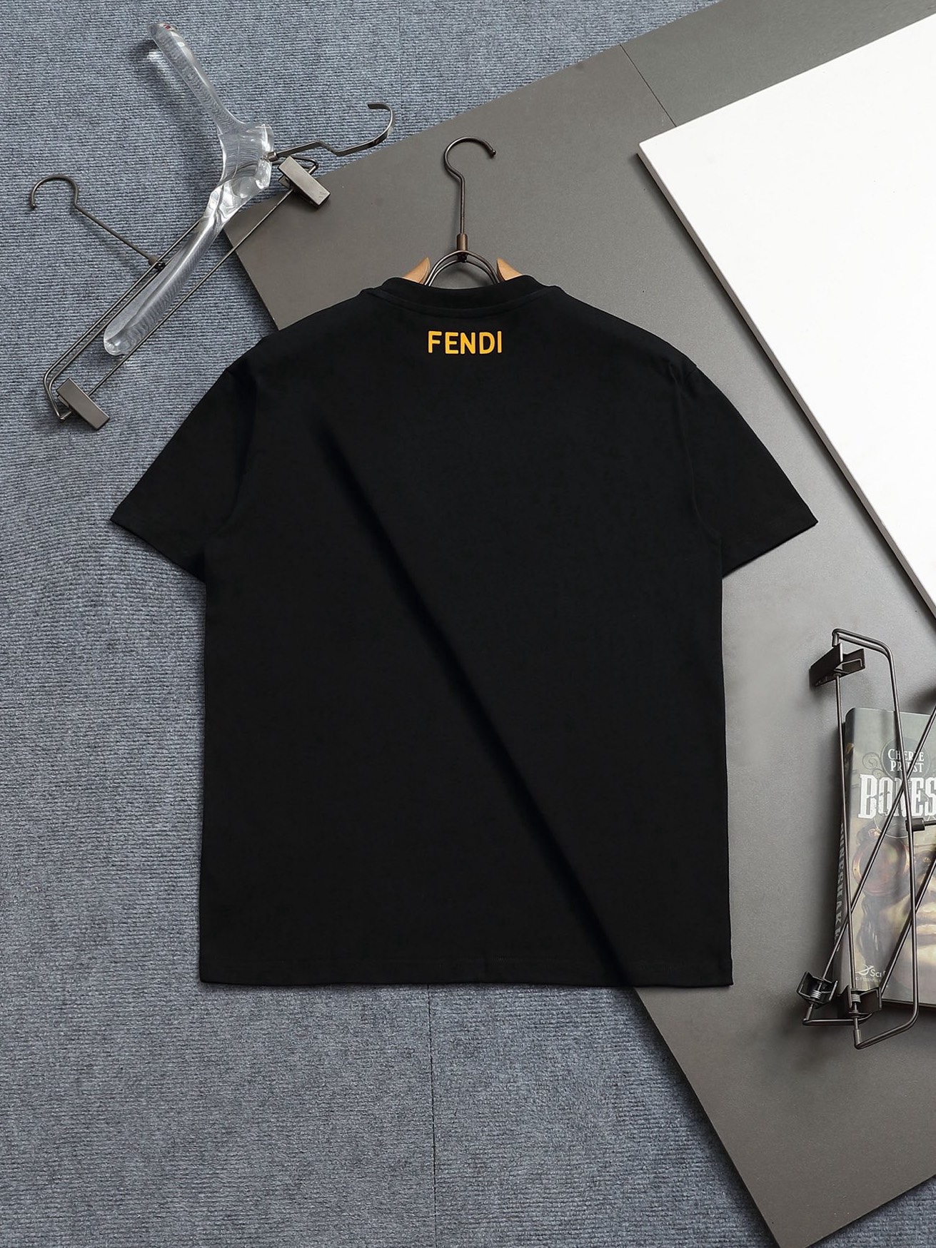 Fendi FENDI 芬迪 老佛爷闪电爆裂眼睛 Logo标识 升级，灵感源自八十年代