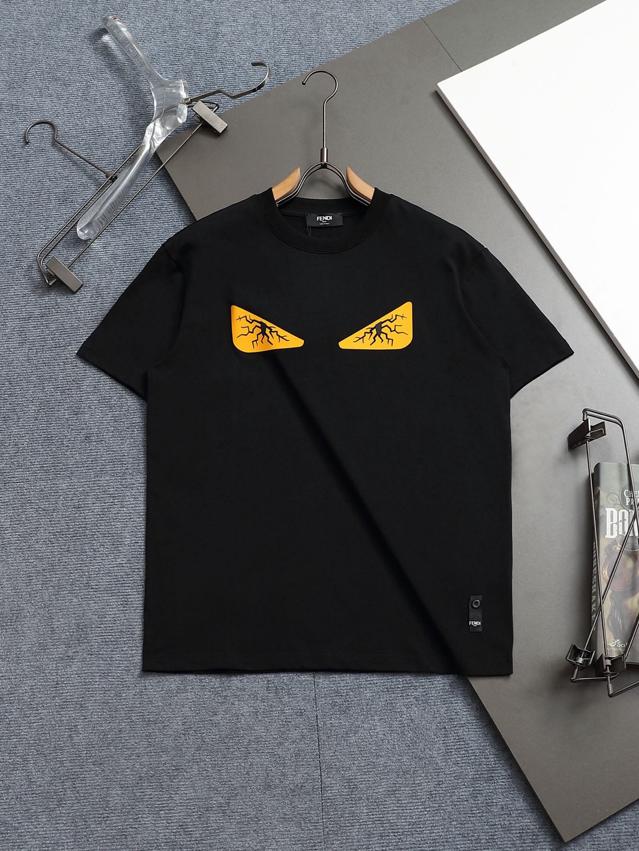 Fendi FENDI 芬迪 老佛爷闪电爆裂眼睛 Logo标识 升级，灵感源自八十年代