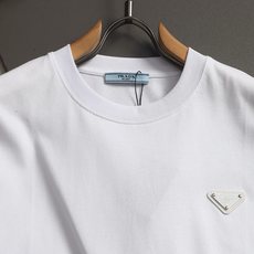 PRADA 普拉达 三角标字母升级,灵感源自八十年代复古原版面料 官方同款 定制 同缸染面料 手感非 PRADA 普拉达 三角标字母升级,灵感源自八十年代复古原版面料 官方同款 定制 同缸染面料 手感非