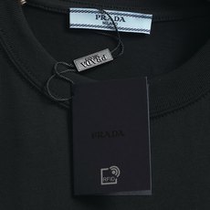 PRADA 普拉达 三角标字母升级,灵感源自八十年代复古原版面料 官方同款 定制 同缸染面料 手感非 PRADA 普拉达 三角标字母升级,灵感源自八十年代复古原版面料 官方同款 定制 同缸染面料 手感非