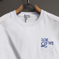 LOEWE/罗意威 260克圆领短袖T恤拼色刺绣🪡走线字母大LOGO工艺标识官方同步 高版本 高品质时 LOEWE/罗意威 260克圆领短袖T恤拼色刺绣🪡走线字母大LOGO工艺标识官方同步 高版本 高品质时