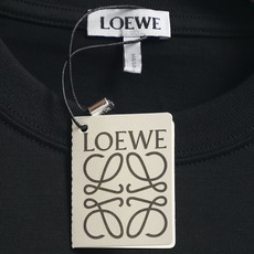 LOEWE/罗意威 260克圆领短袖T恤拼色刺绣🪡走线字母大LOGO工艺标识官方同步 高版本 高品质时 LOEWE/罗意威 260克圆领短袖T恤拼色刺绣🪡走线字母大LOGO工艺标识官方同步 高版本 高品质时