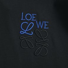 LOEWE/罗意威 260克圆领短袖T恤拼色刺绣🪡走线字母大LOGO工艺标识官方同步 高版本 高品质时 LOEWE/罗意威 260克圆领短袖T恤拼色刺绣🪡走线字母大LOGO工艺标识官方同步 高版本 高品质时